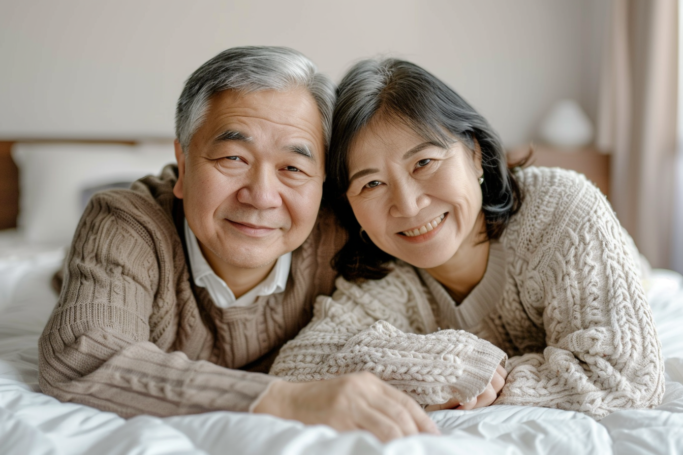 温馨老年夫妇相依