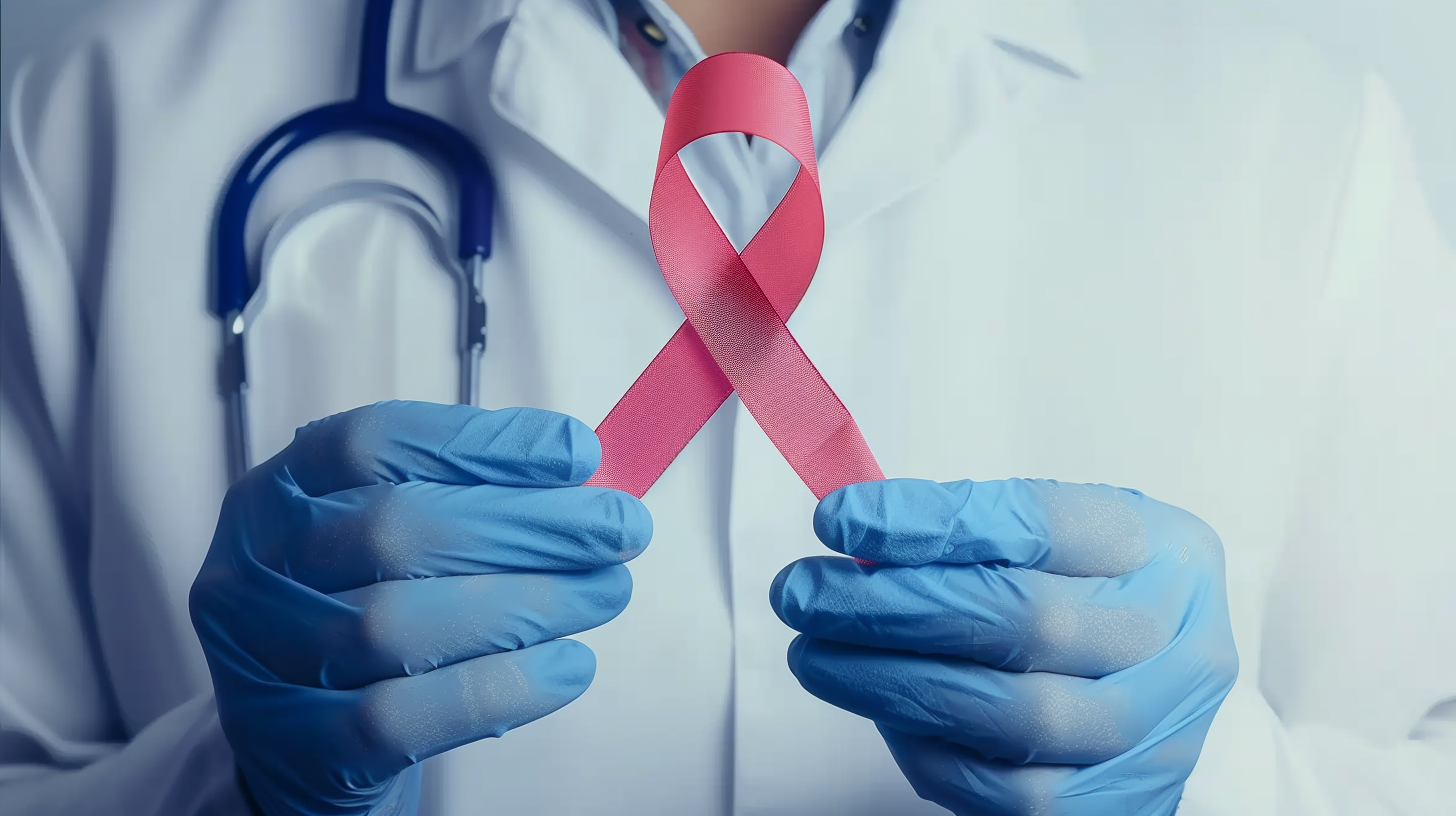 医护人员手持粉红丝带关爱女性健康