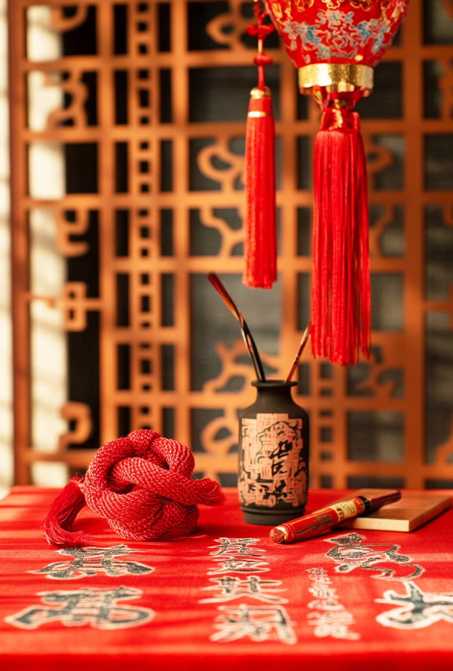 传统春节元素摆件营造喜庆节日