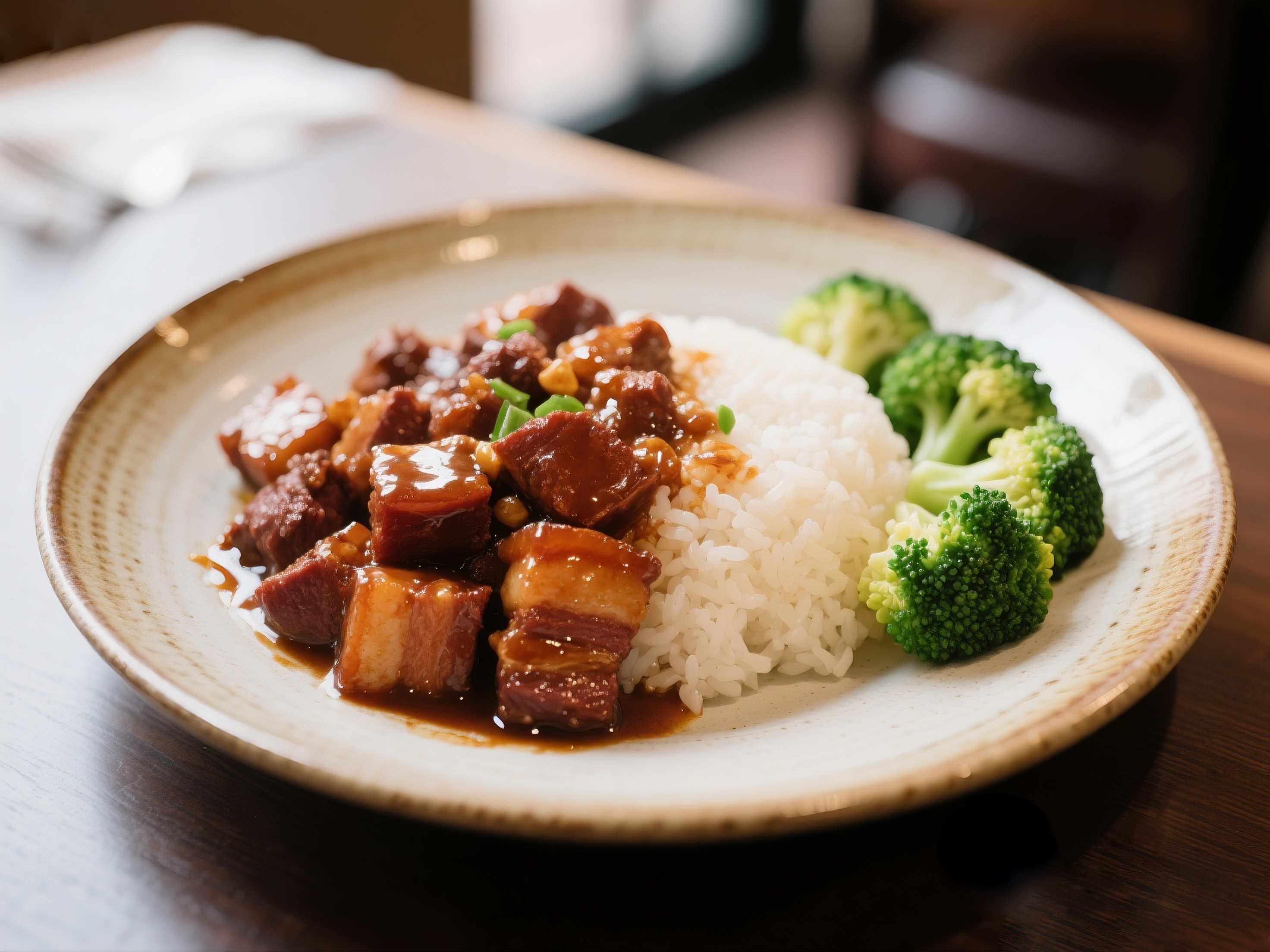 红烧肉盖饭，餐厅