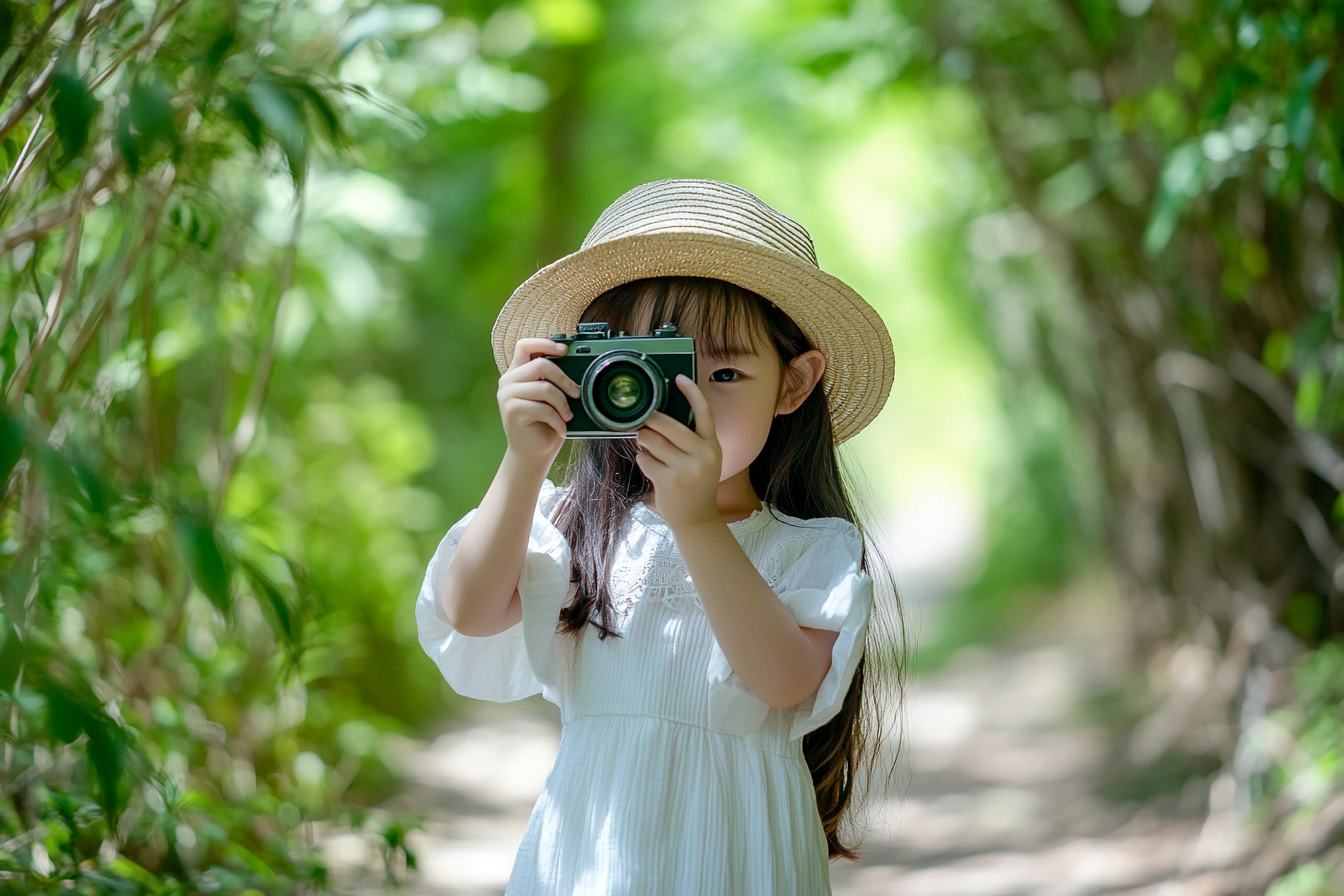 拍照打卡小孩旅行