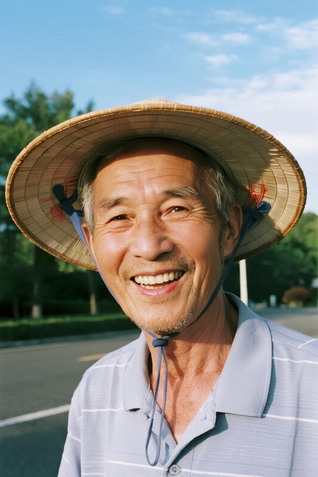 戴帽子防晒的老人