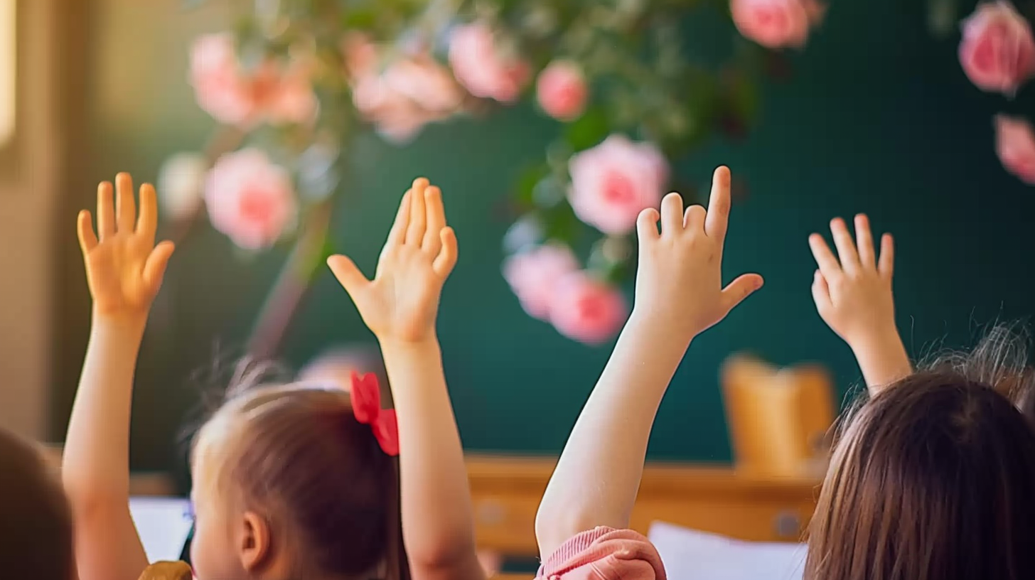 孩子们积极举手课堂教学场景