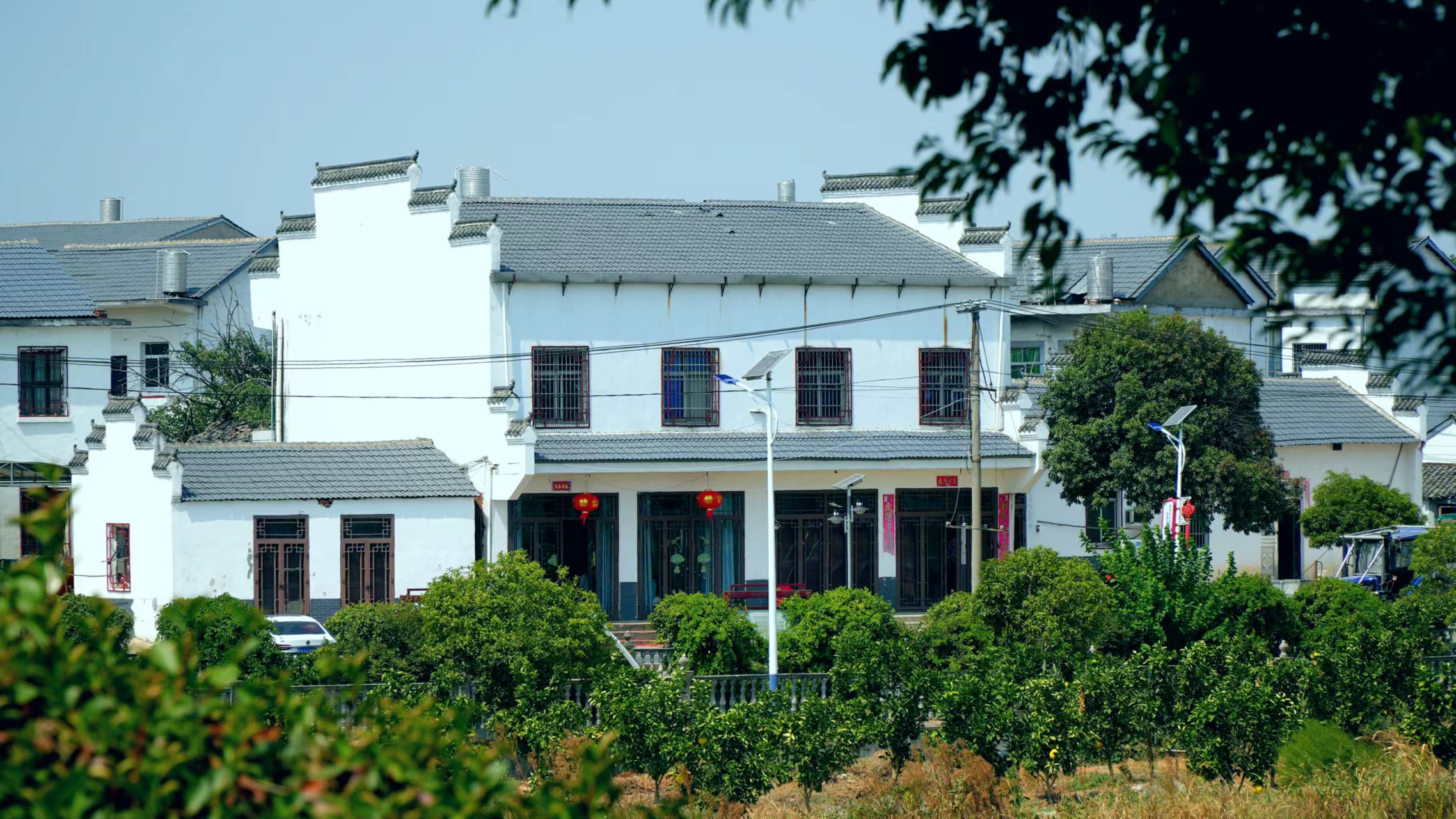 乡村特色建筑尽显风貌的实景宣传物料