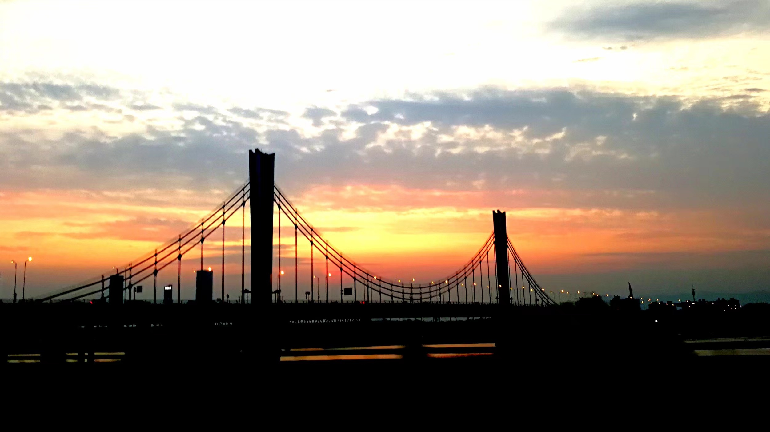 夕阳下的大桥剪影风景电脑壁纸素材