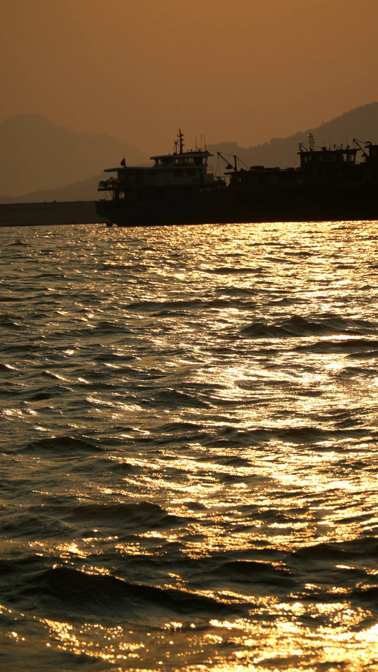 金色夕阳下的轮船海洋风景壁纸