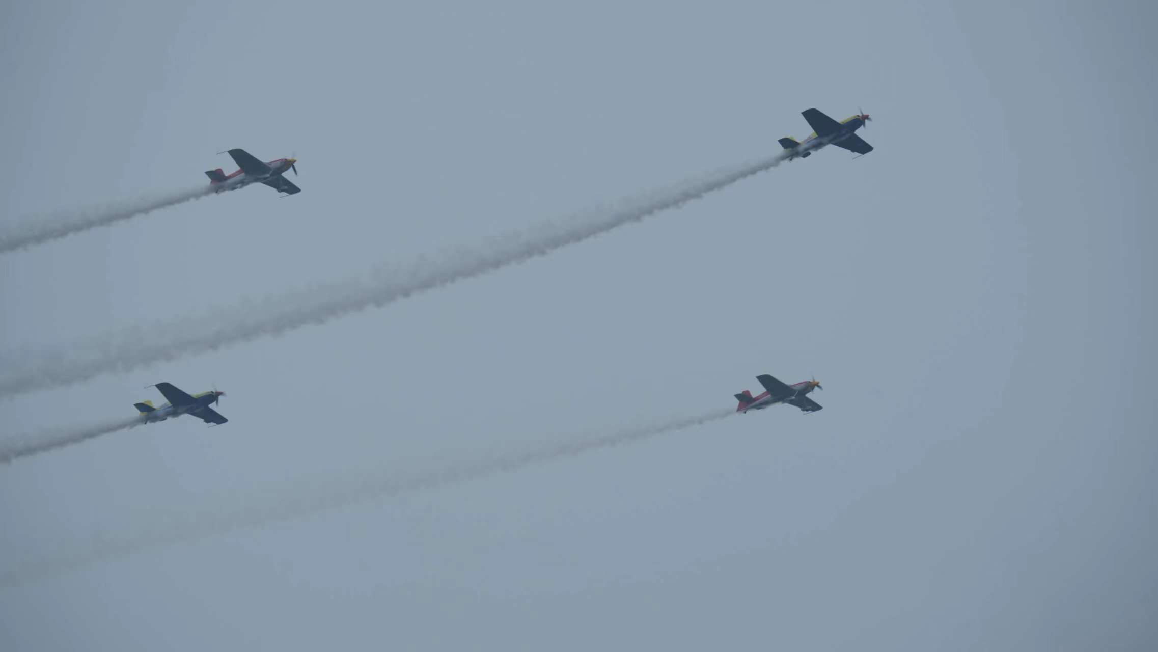 四架飞机空中飞行表演魅力