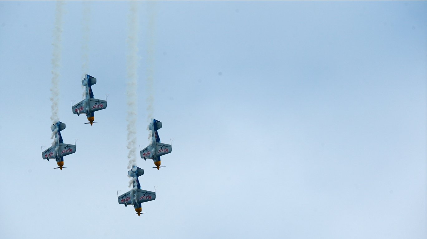 四架飞机特技飞行表演天空画面