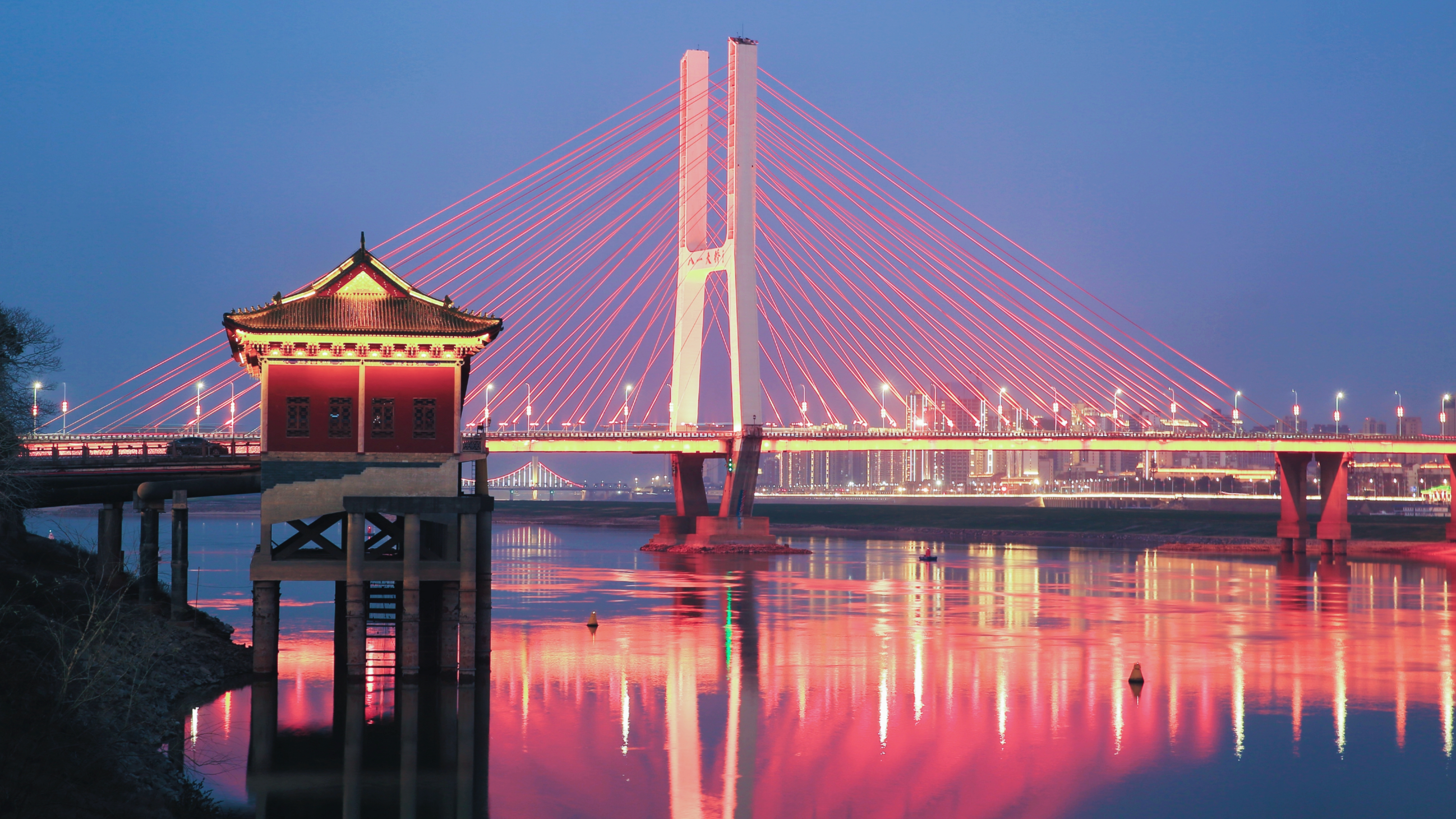 夜景下的古亭与大桥 城市地标建筑之美