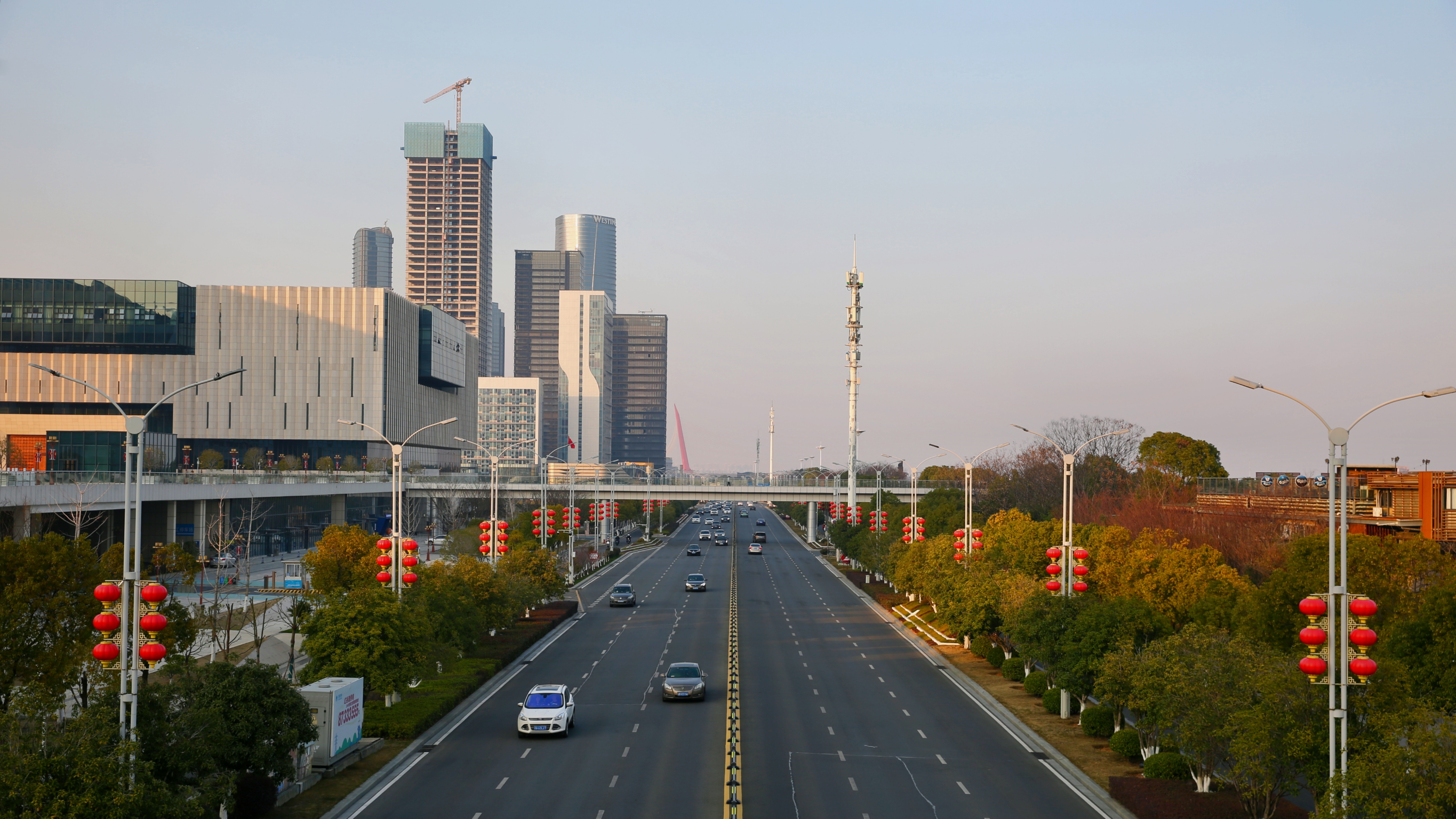 城市大道迎新春 喜庆氛围洋溢满街红