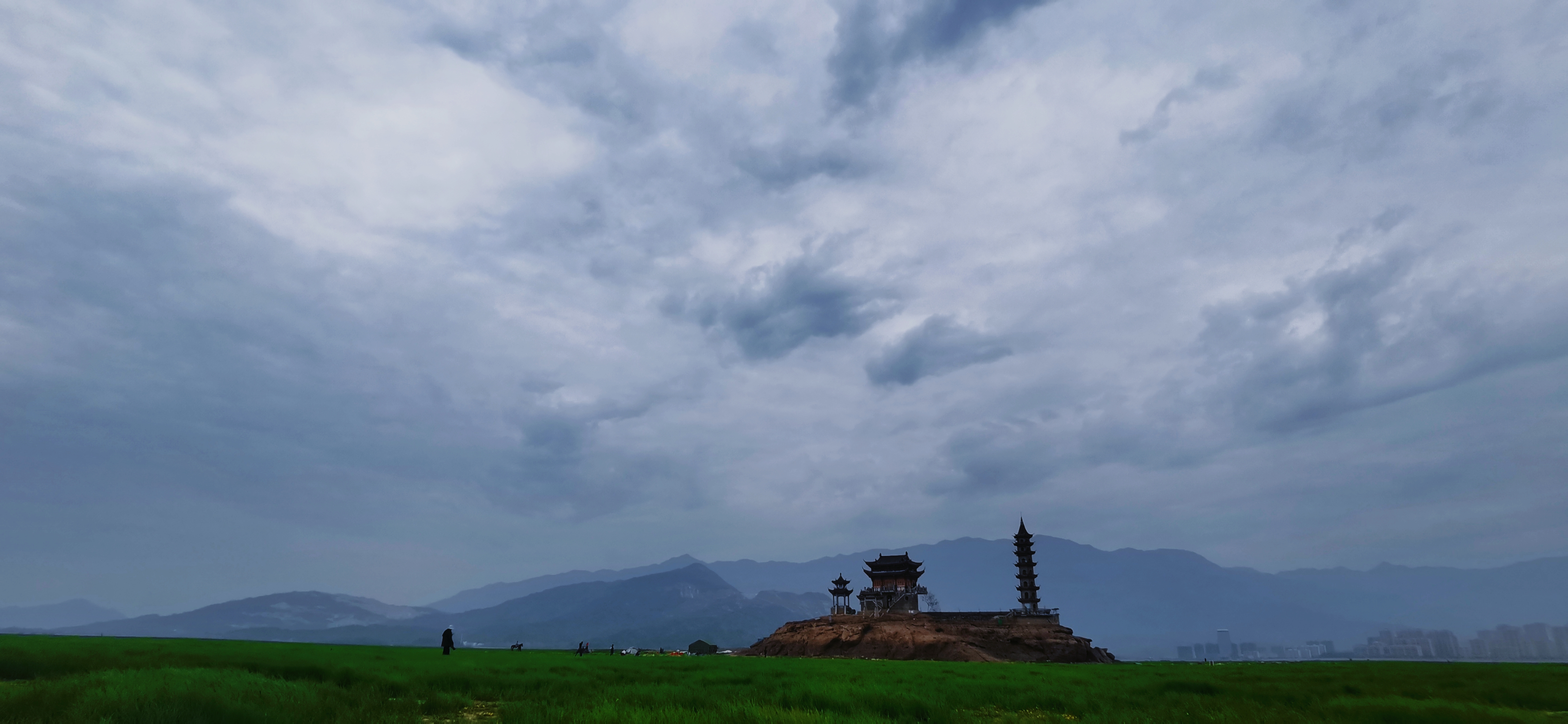 草原上的古建筑独特风景中国风