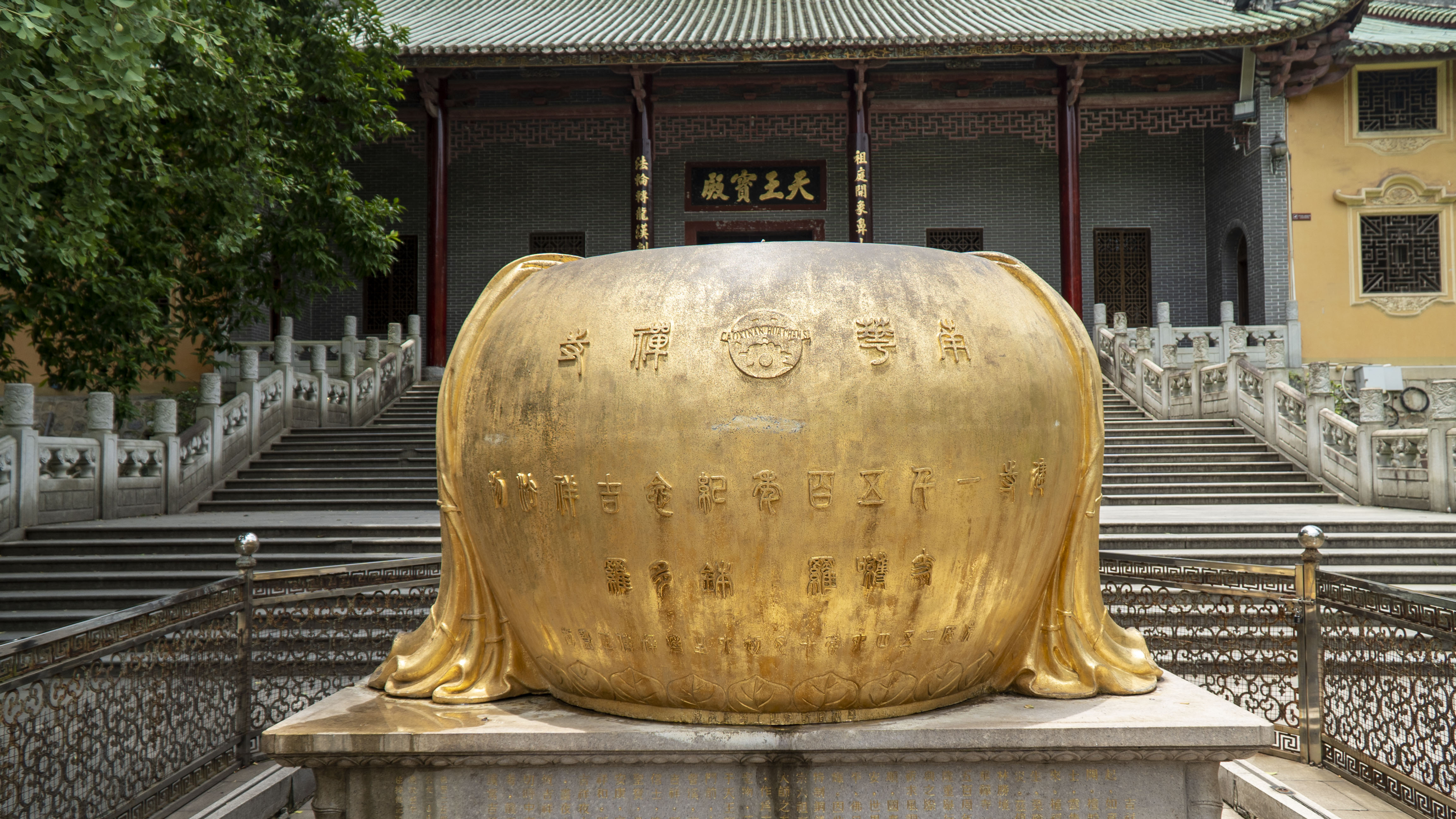 古色古香的古建筑前巨型金鼓震撼人心