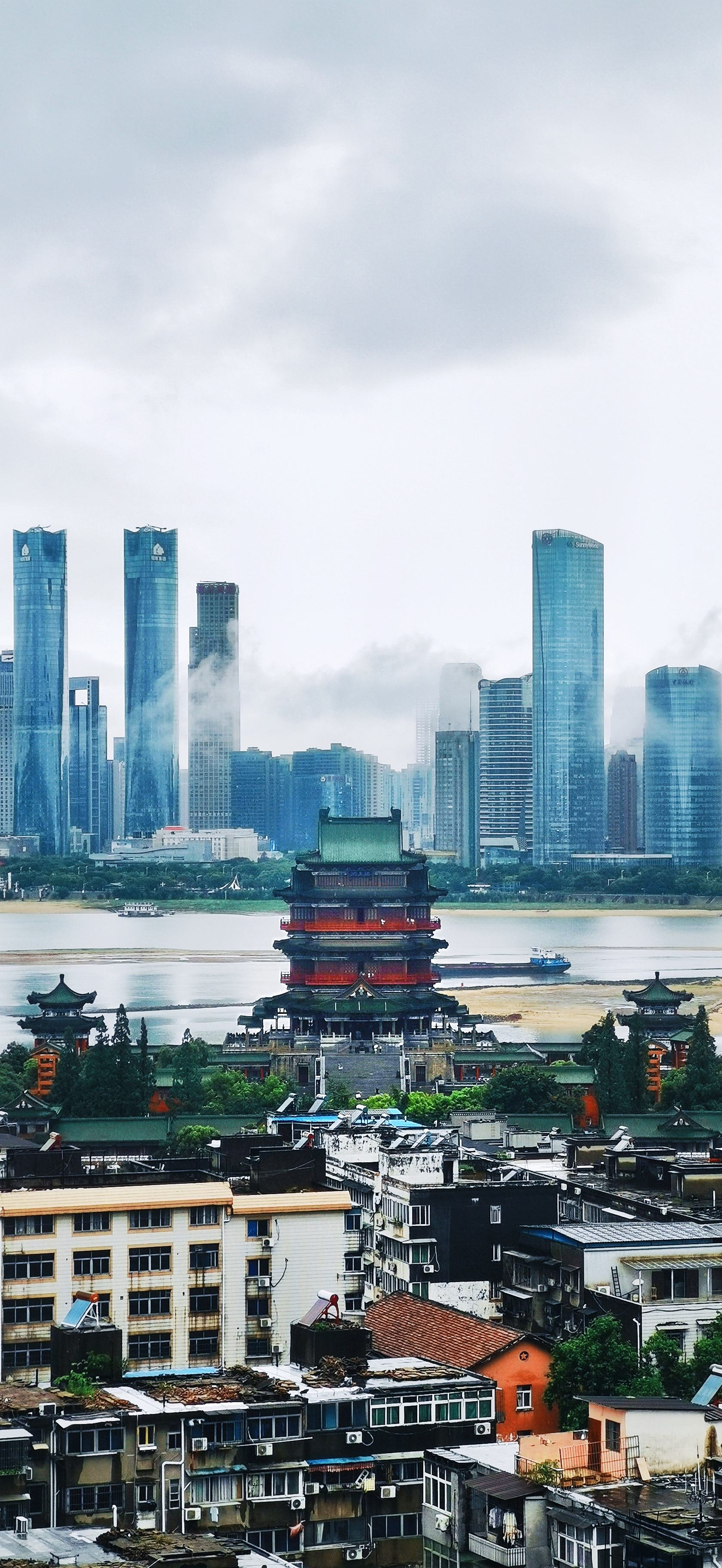古色古香滕王阁 现代都市风貌其中