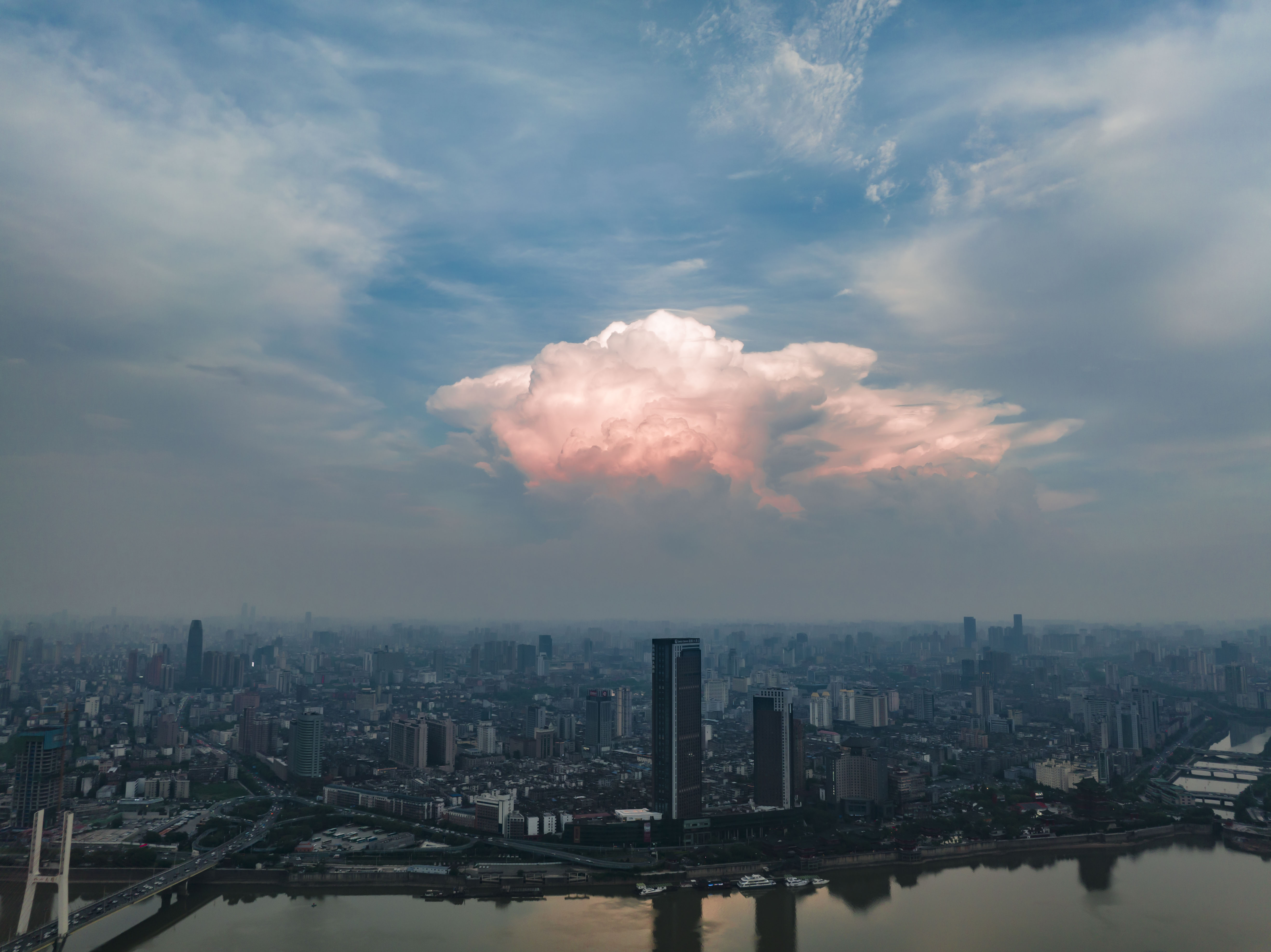 城市上空壮观云彩手机壁纸素材