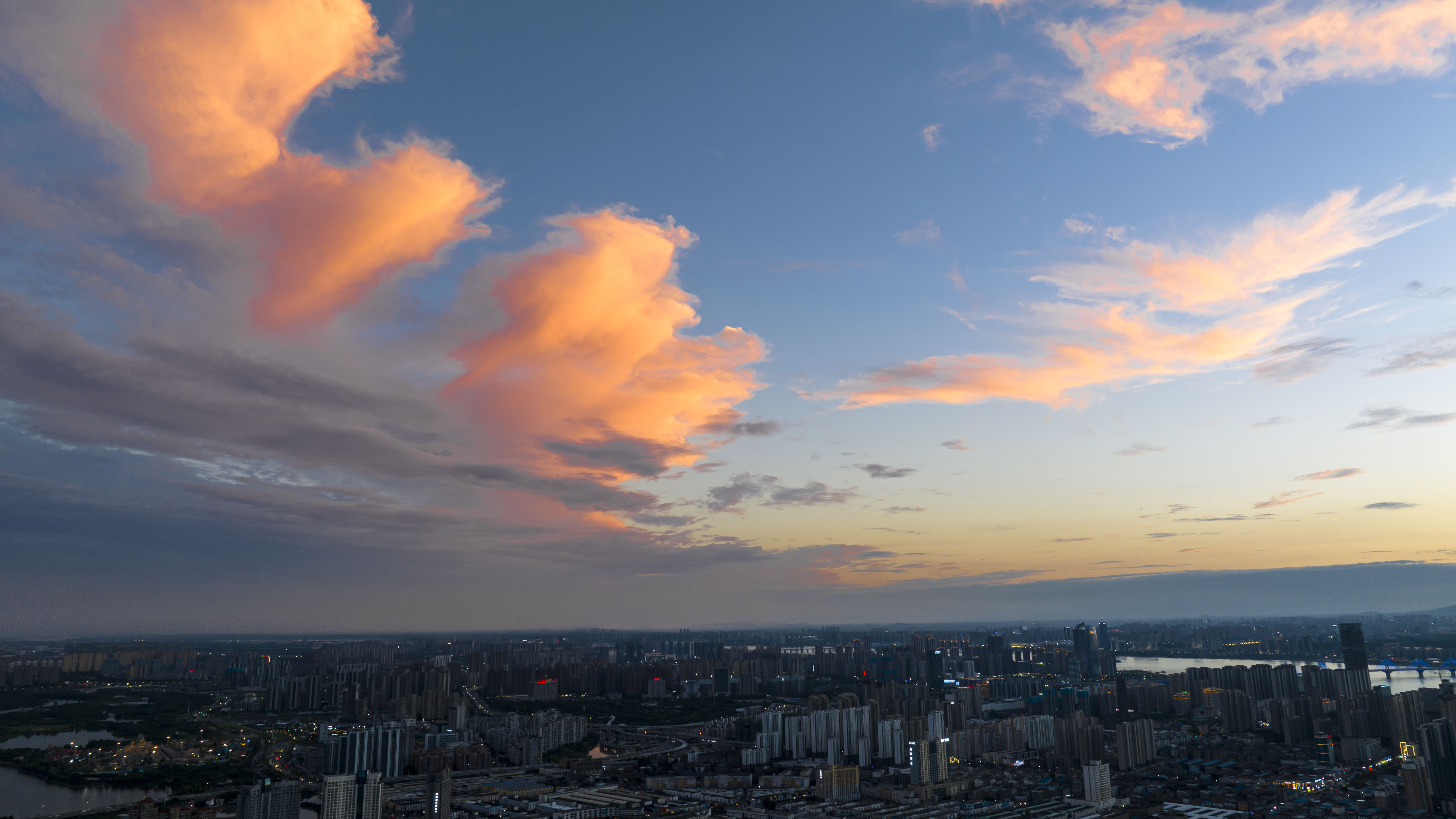 城市上空绚丽云彩手机壁纸素材