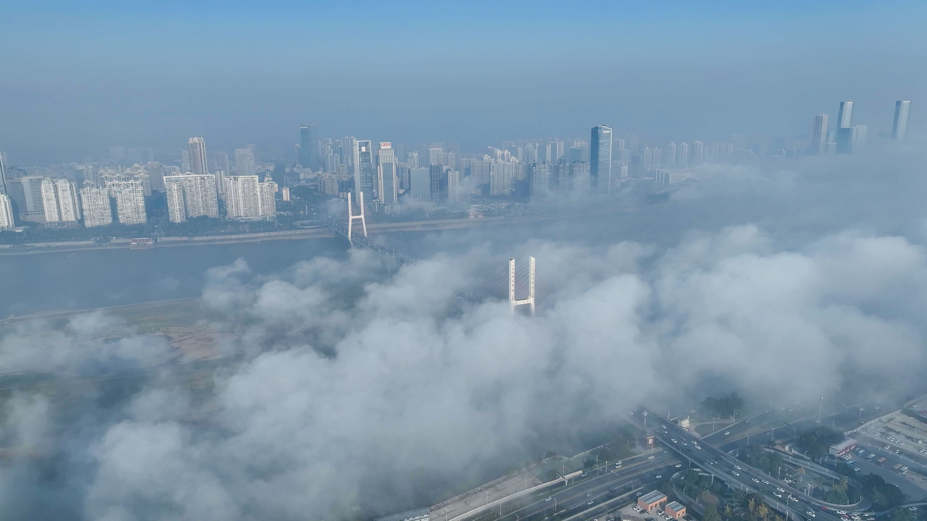 云雾缭绕城市景观