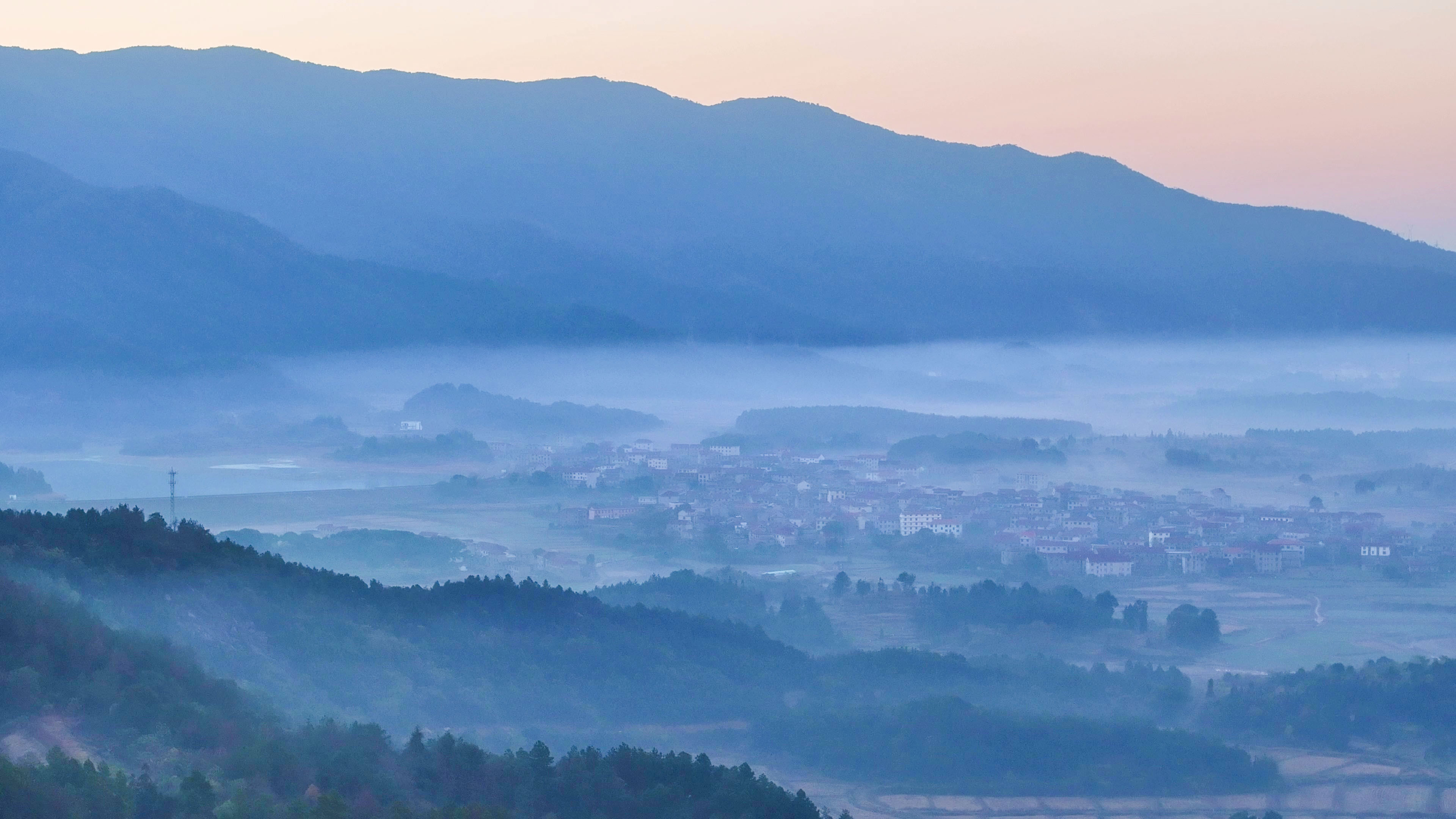 云雾缭绕的山脉乡村美景