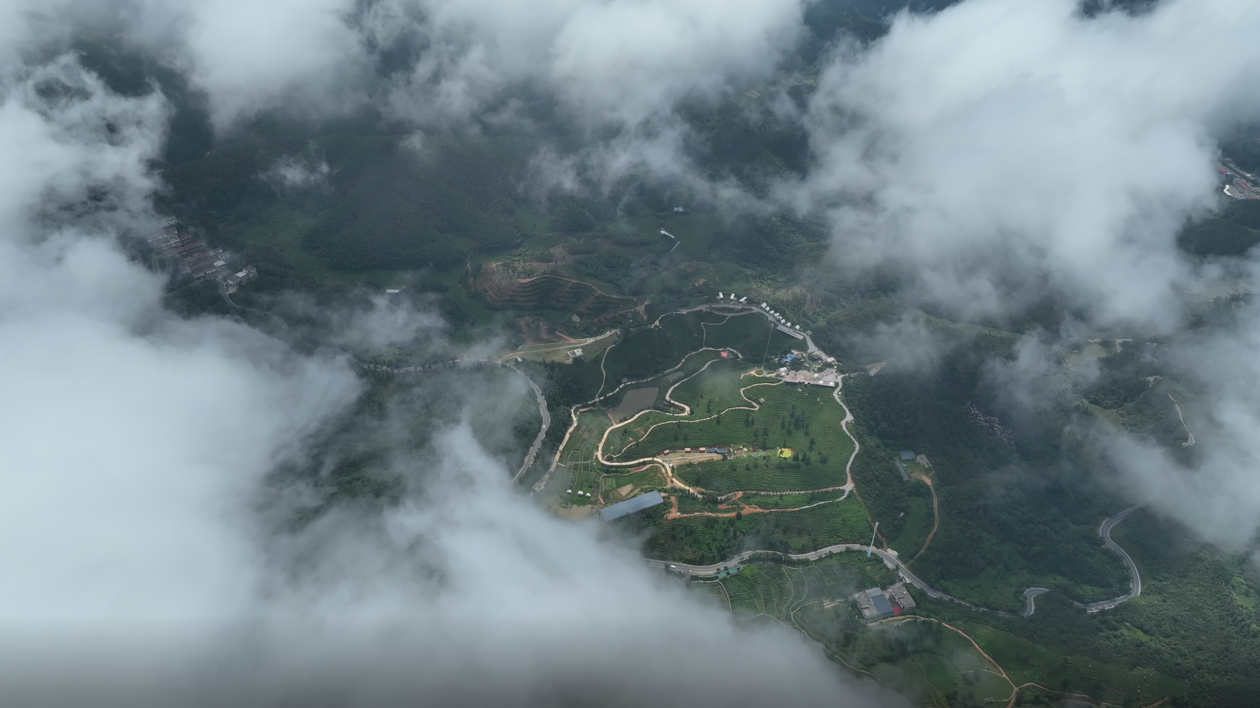 云雾缭绕的山间美景