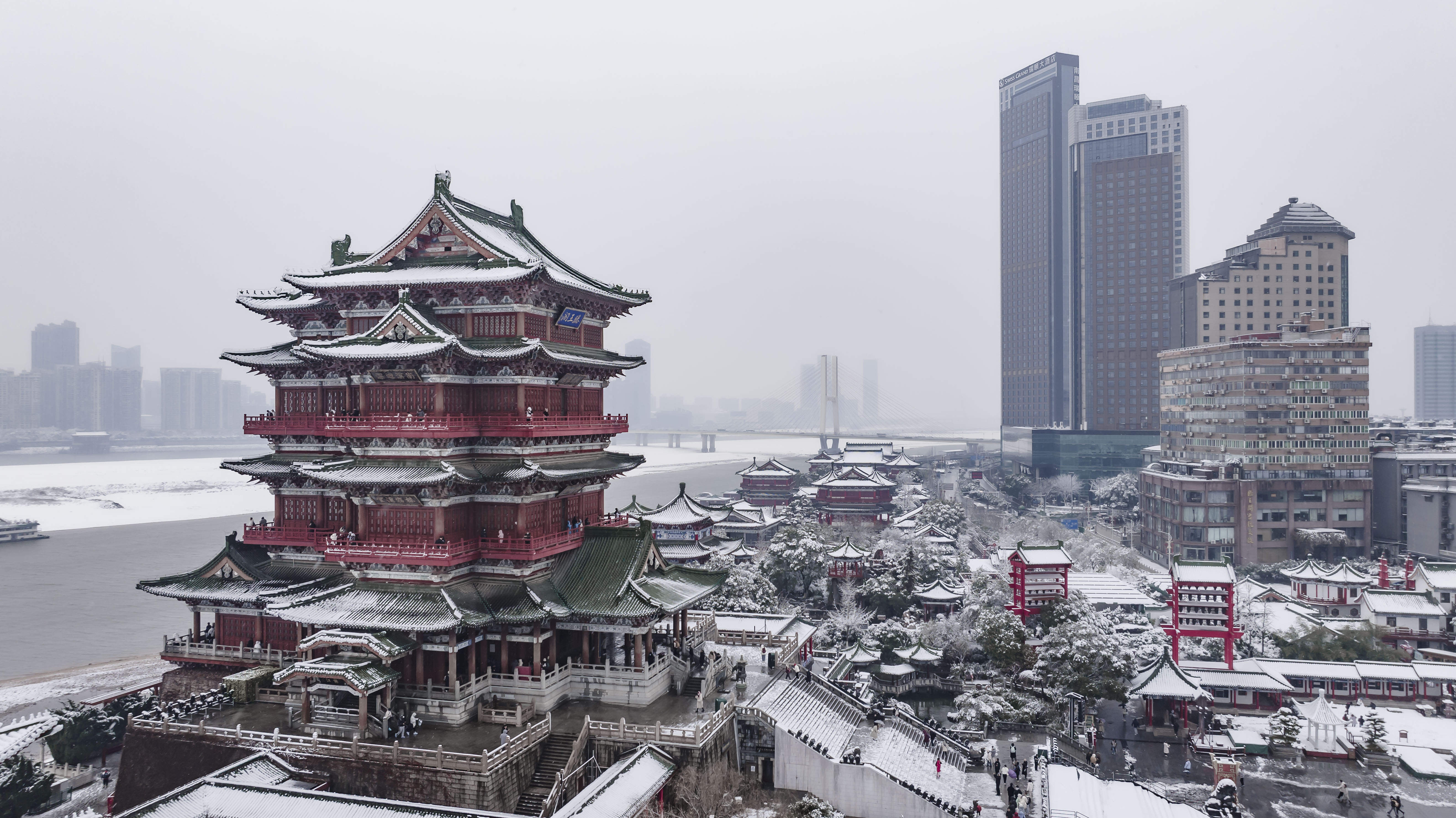 大雪中的古建筑滕王阁