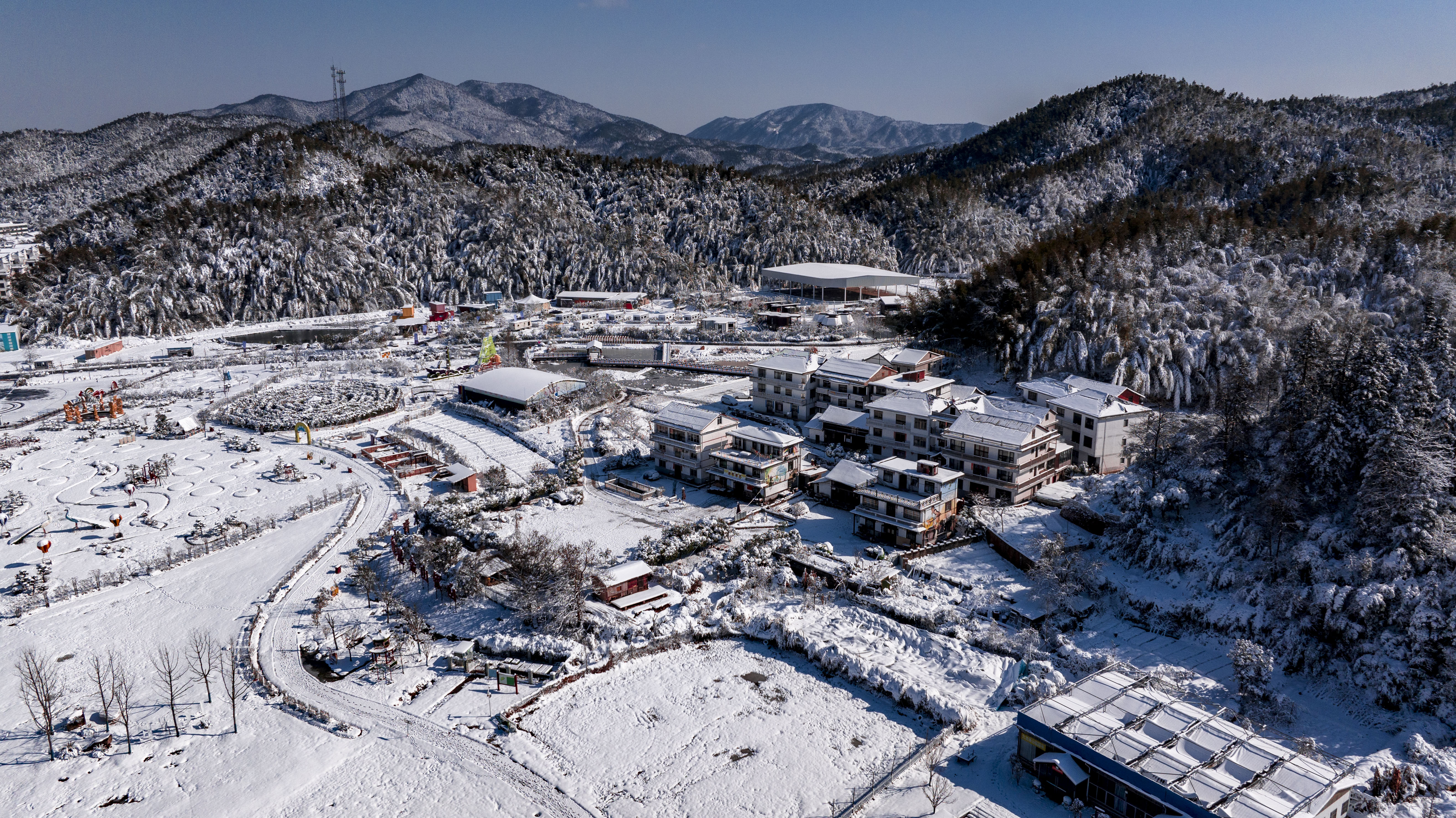 雪山下的乡村美景