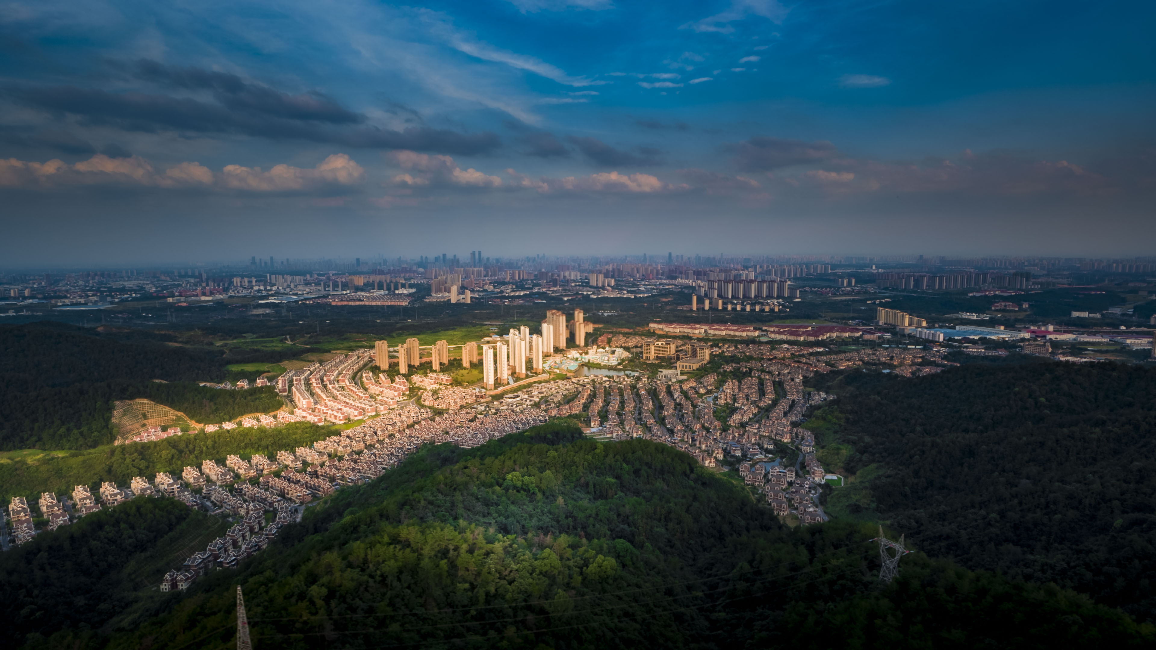 俯瞰森林城市景观的壮观景象