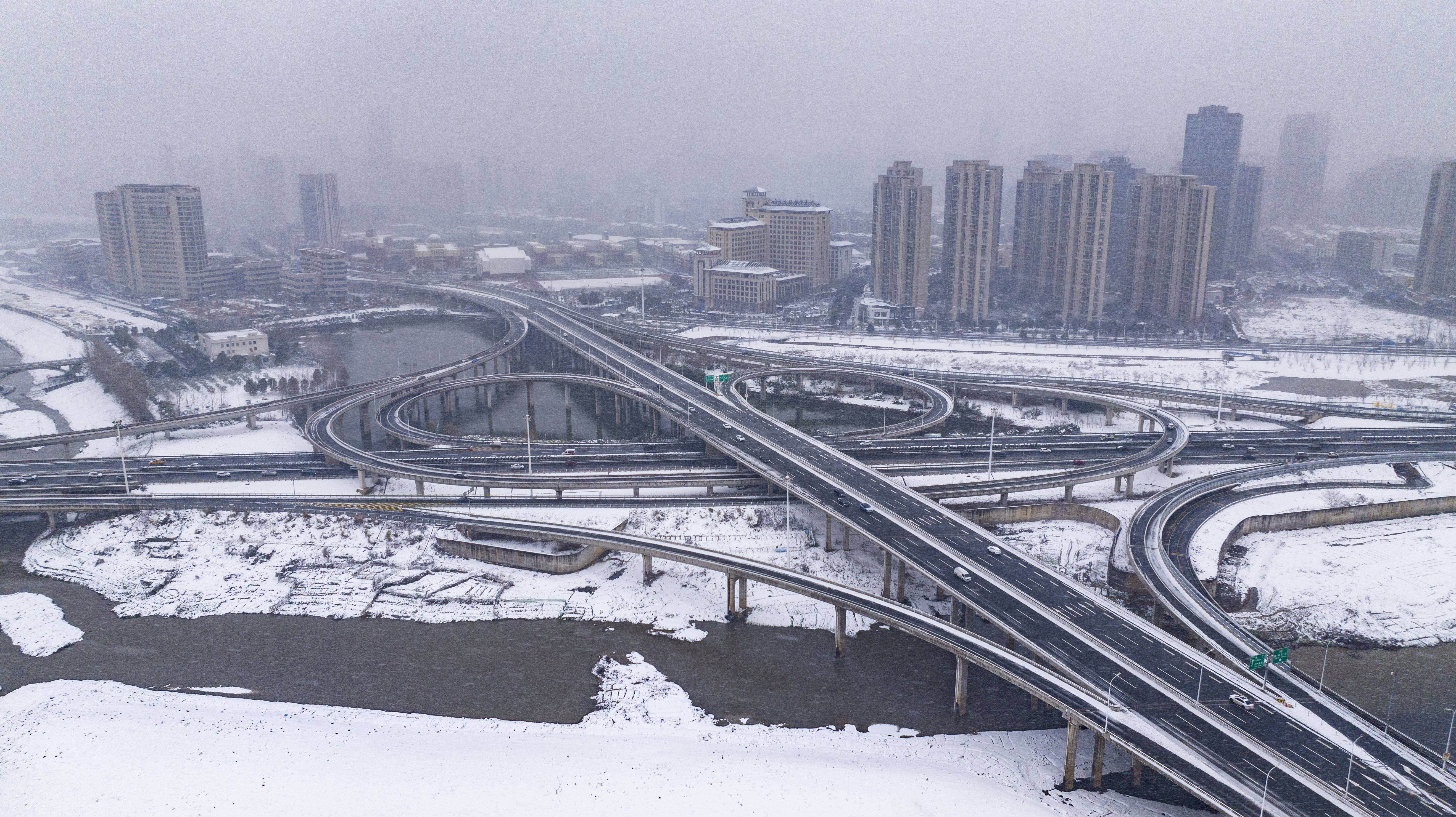 大雪纷飞中城市立交桥