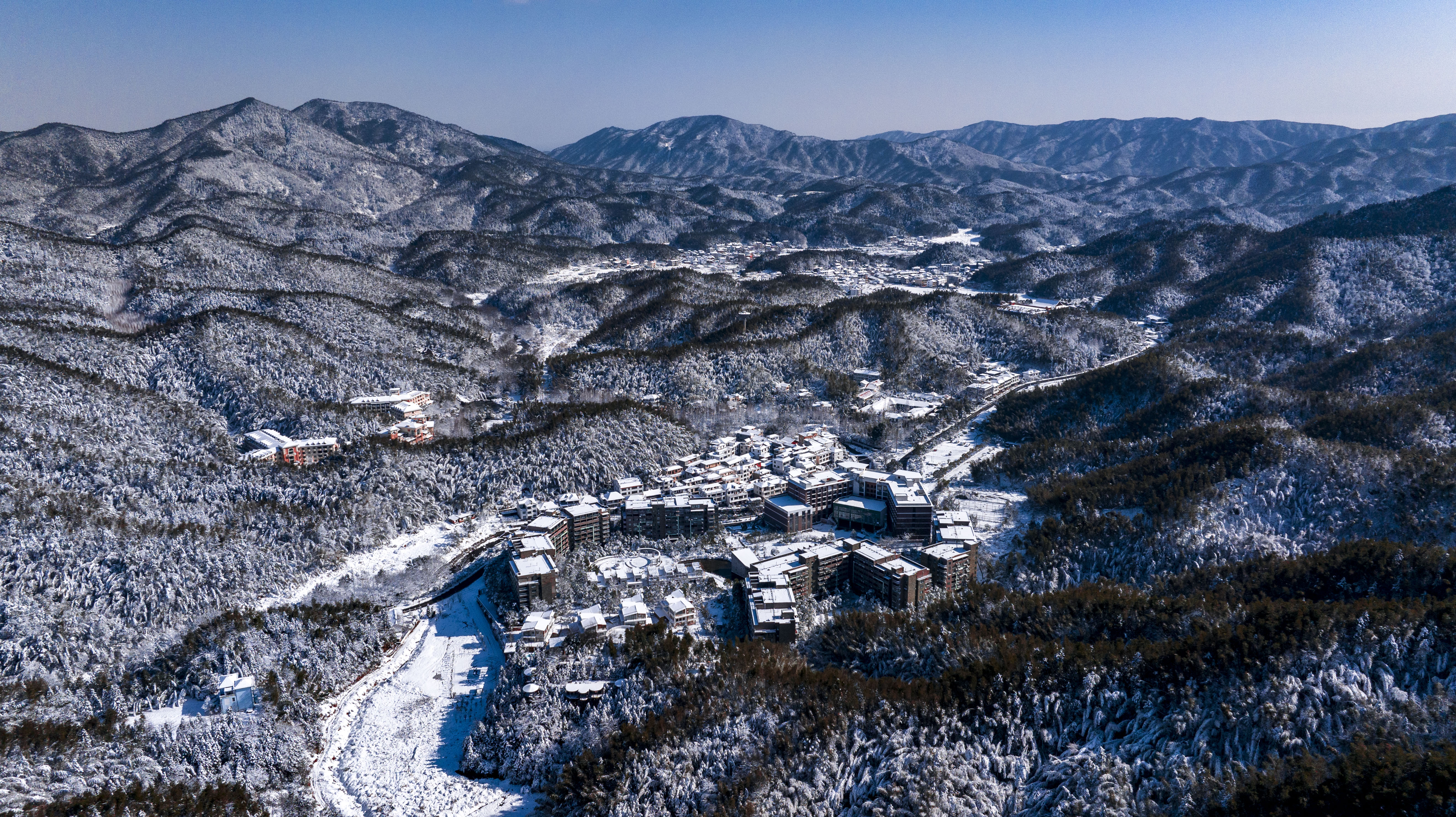 雪山美景壮阔