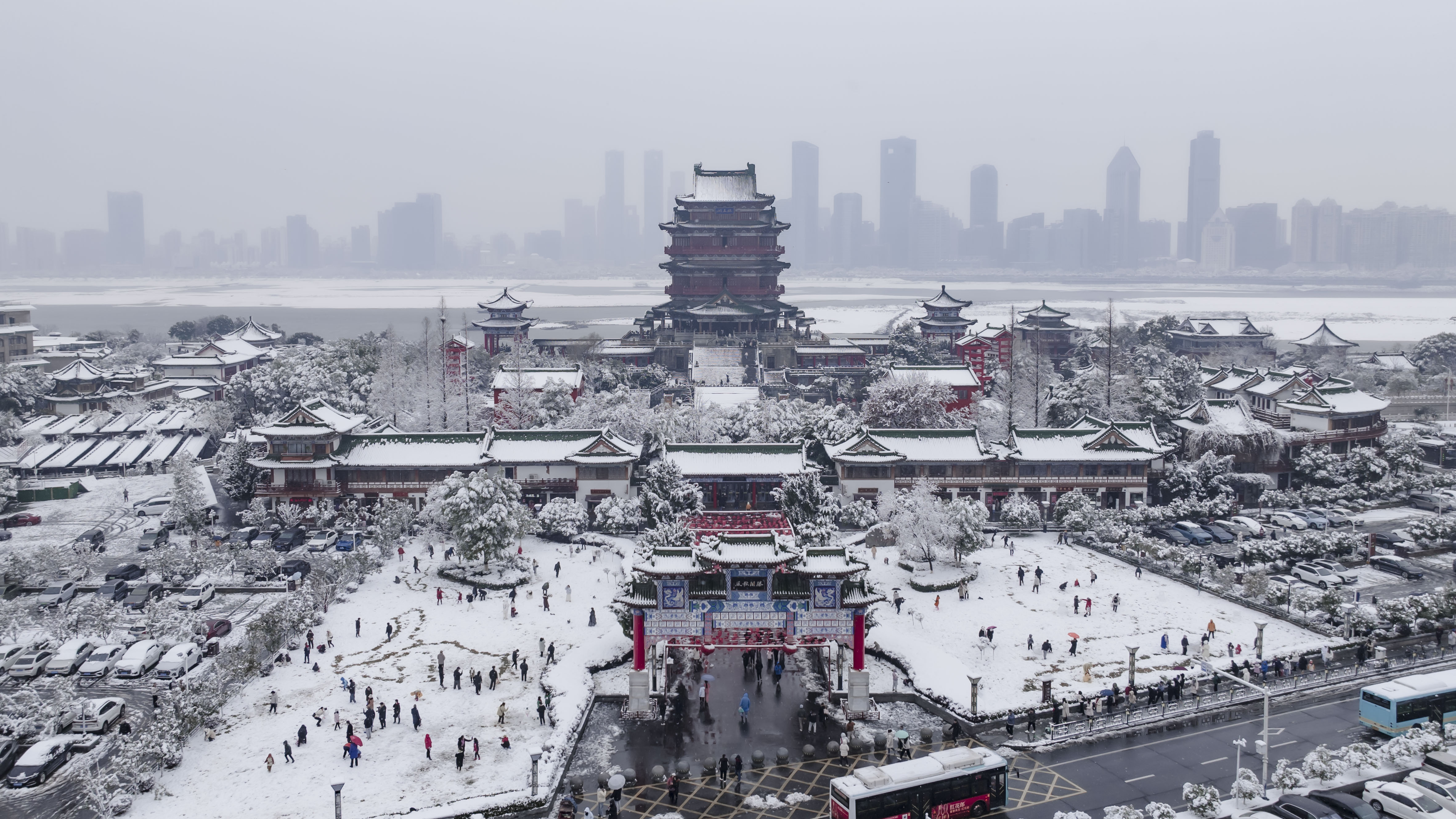 大雪纷飞中的古建筑
