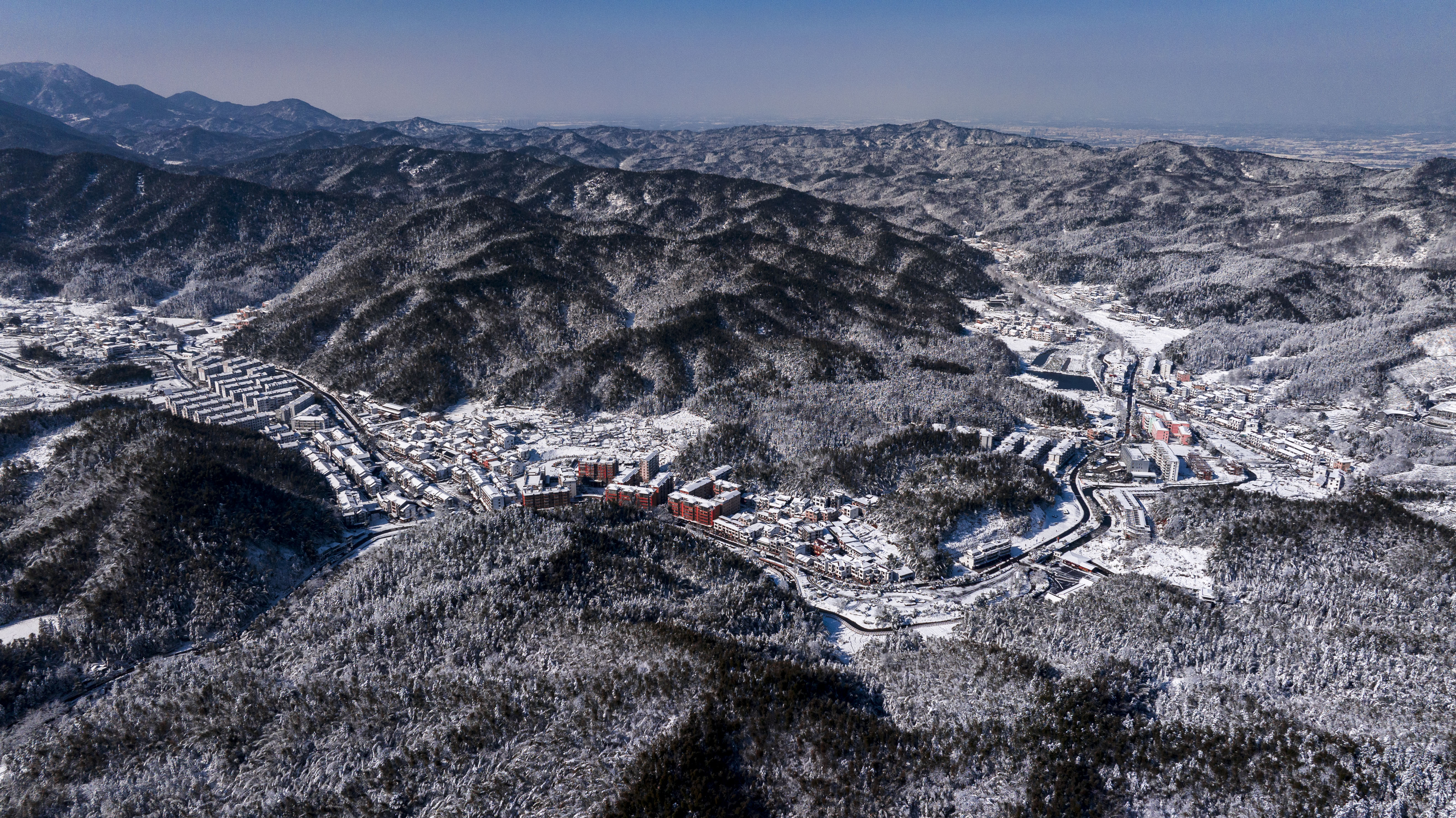 雪山壮丽全景图