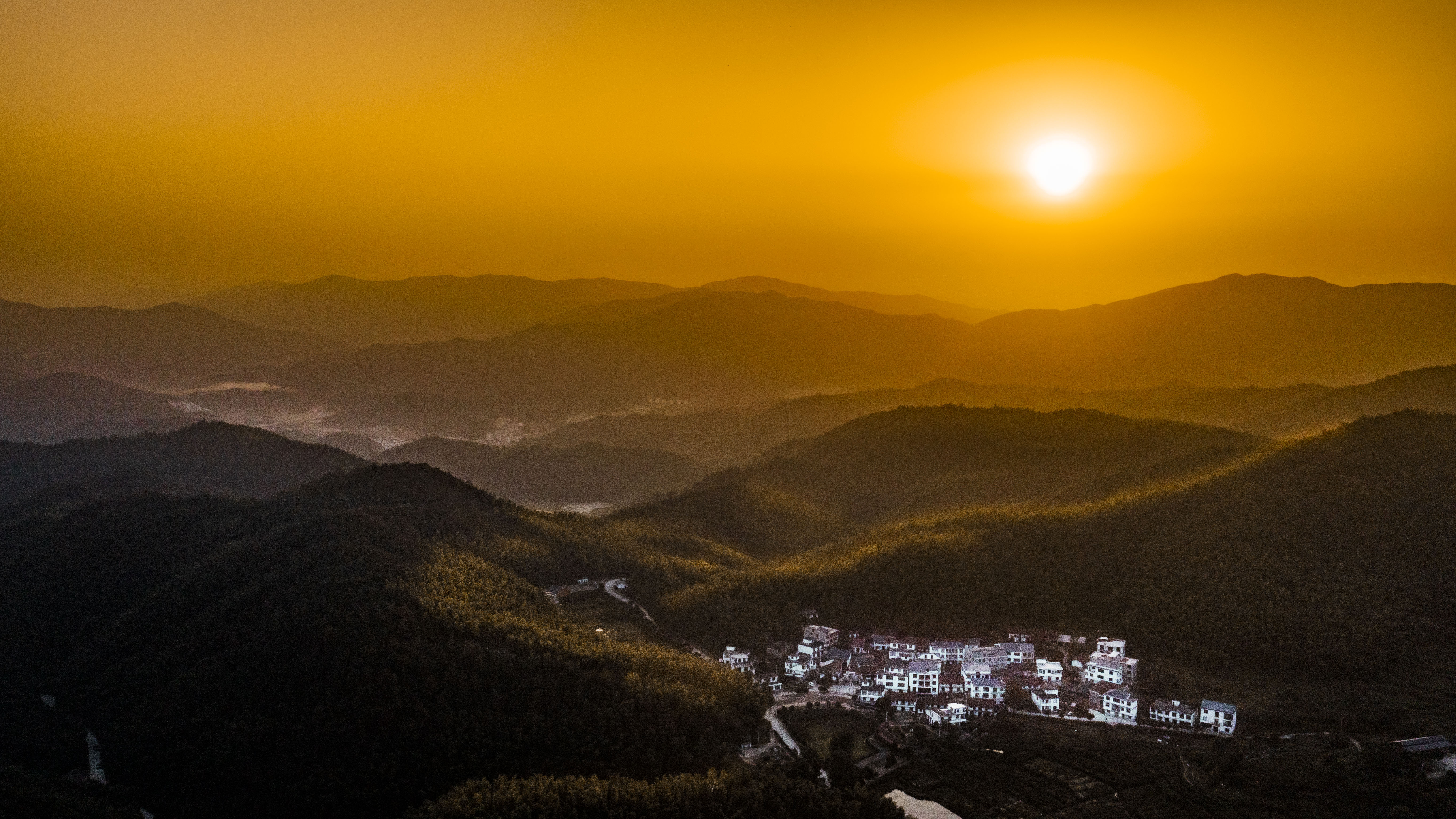 壮丽山脉间的乡村美景