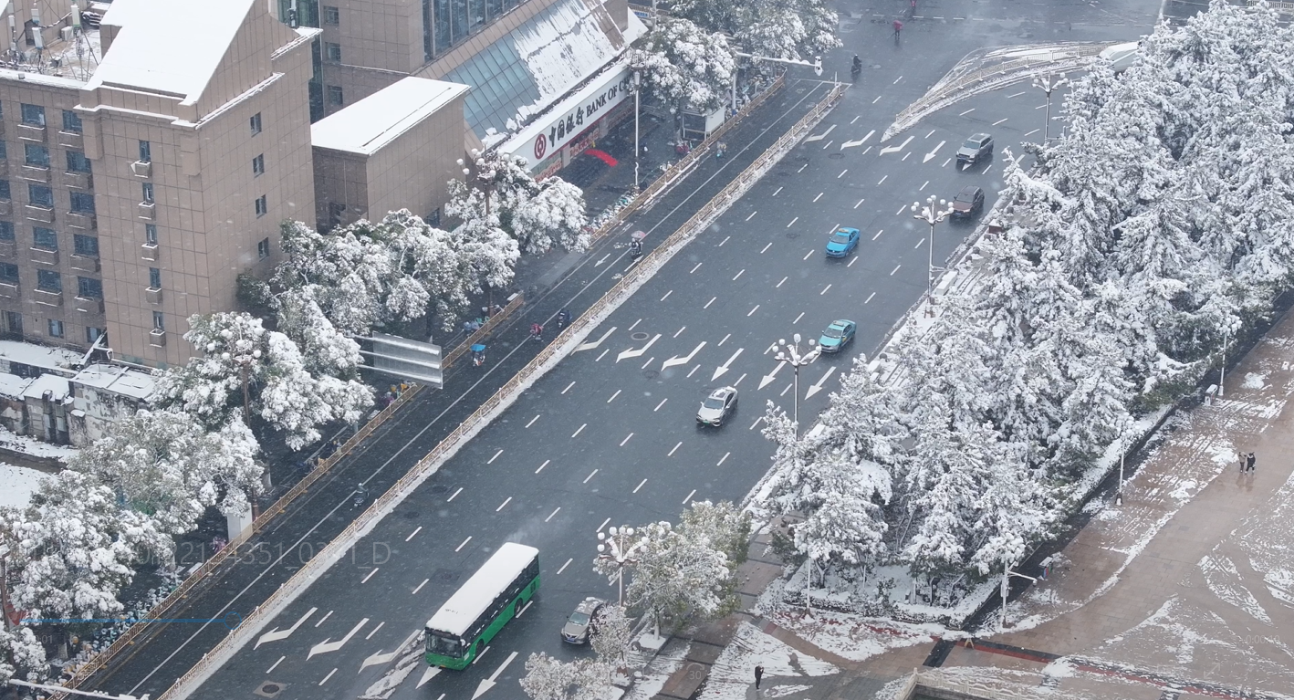 大雪纷飞中城市道路上行驶的车辆