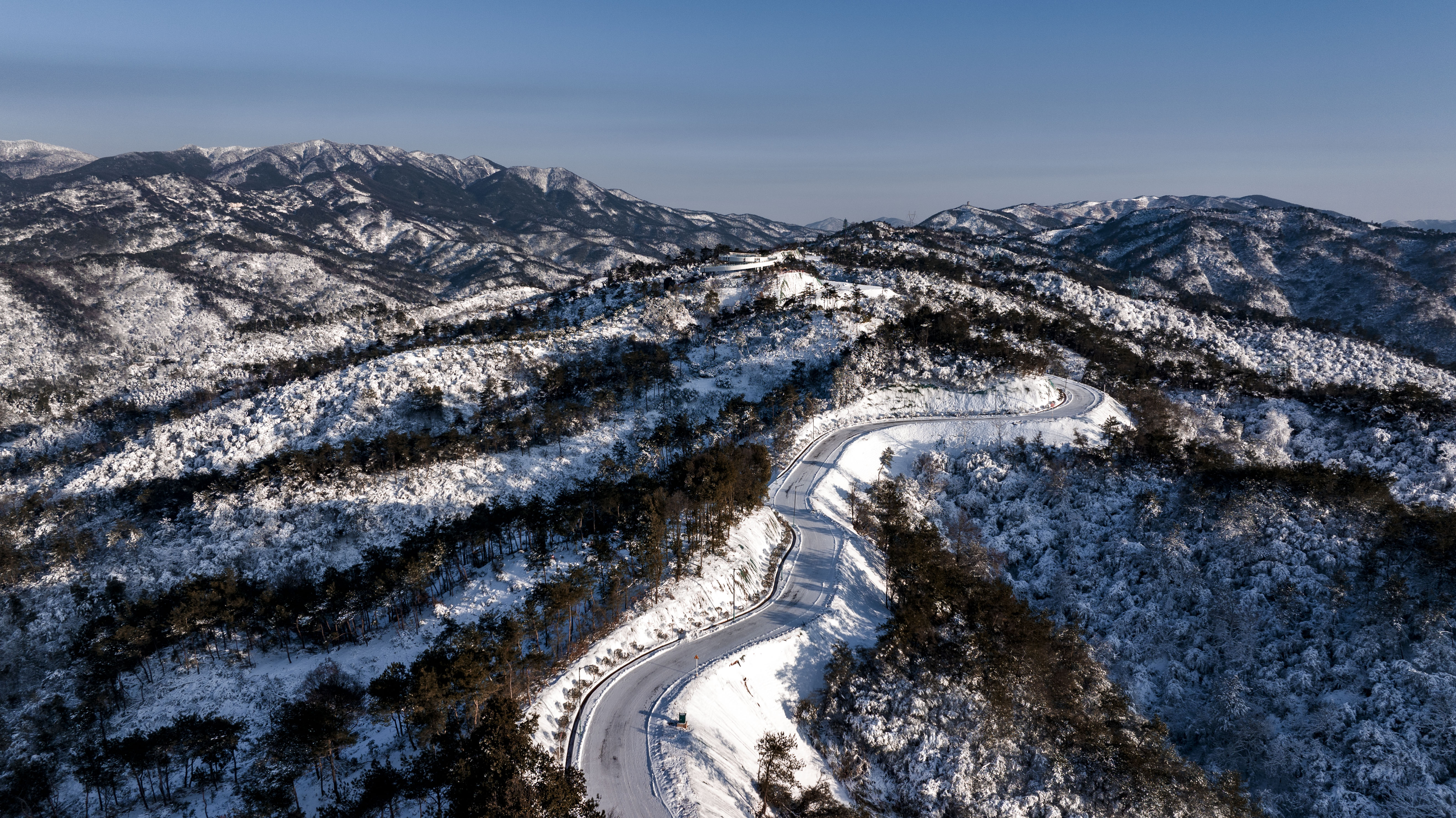 壮观雪山公路