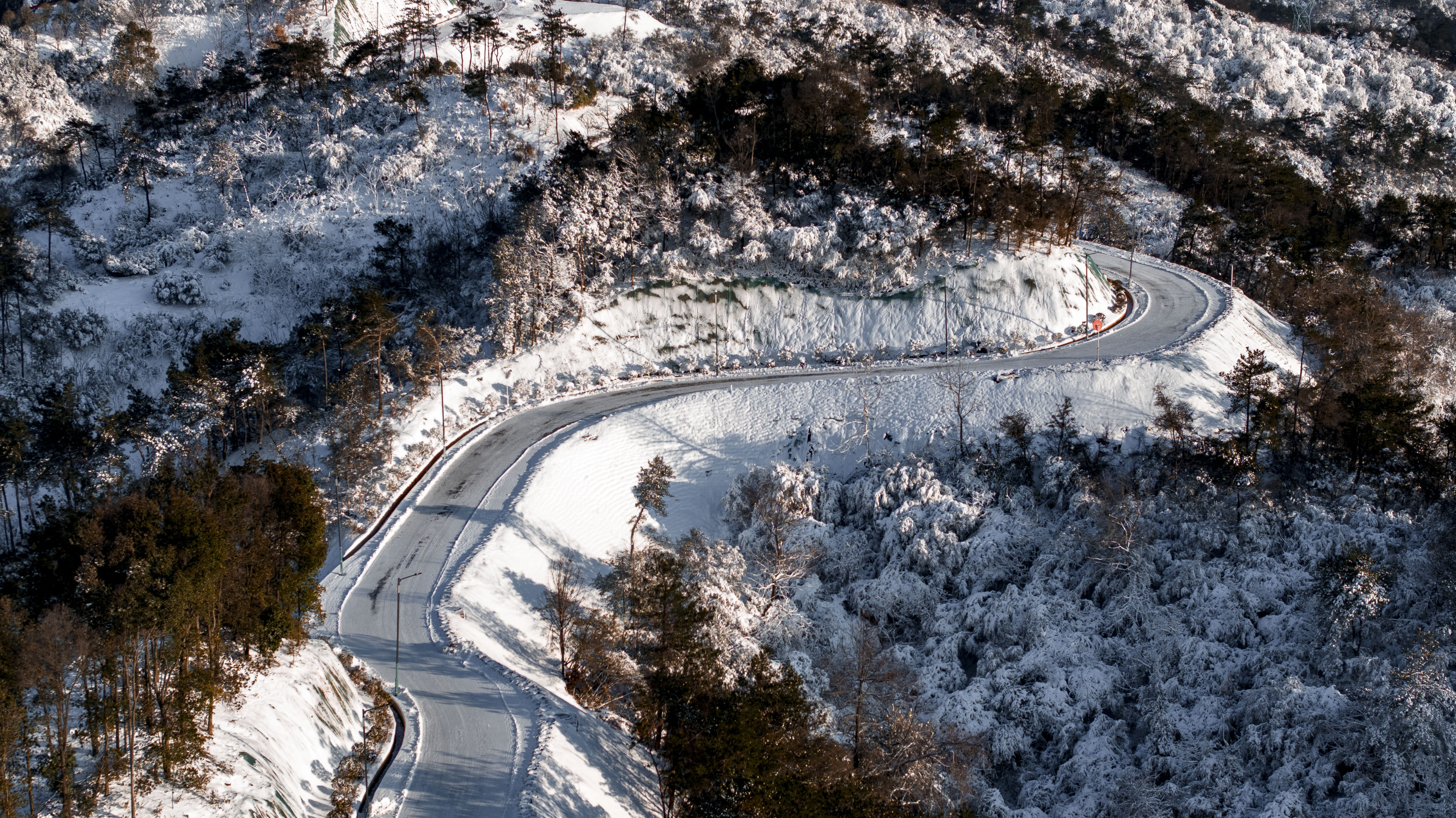雪后山间蜿蜒公路