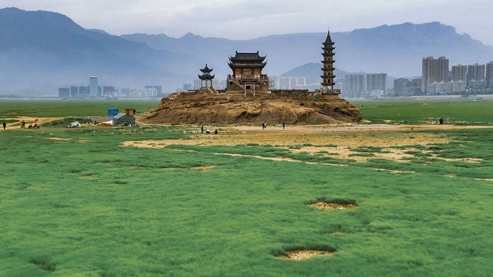 草地间的古建筑