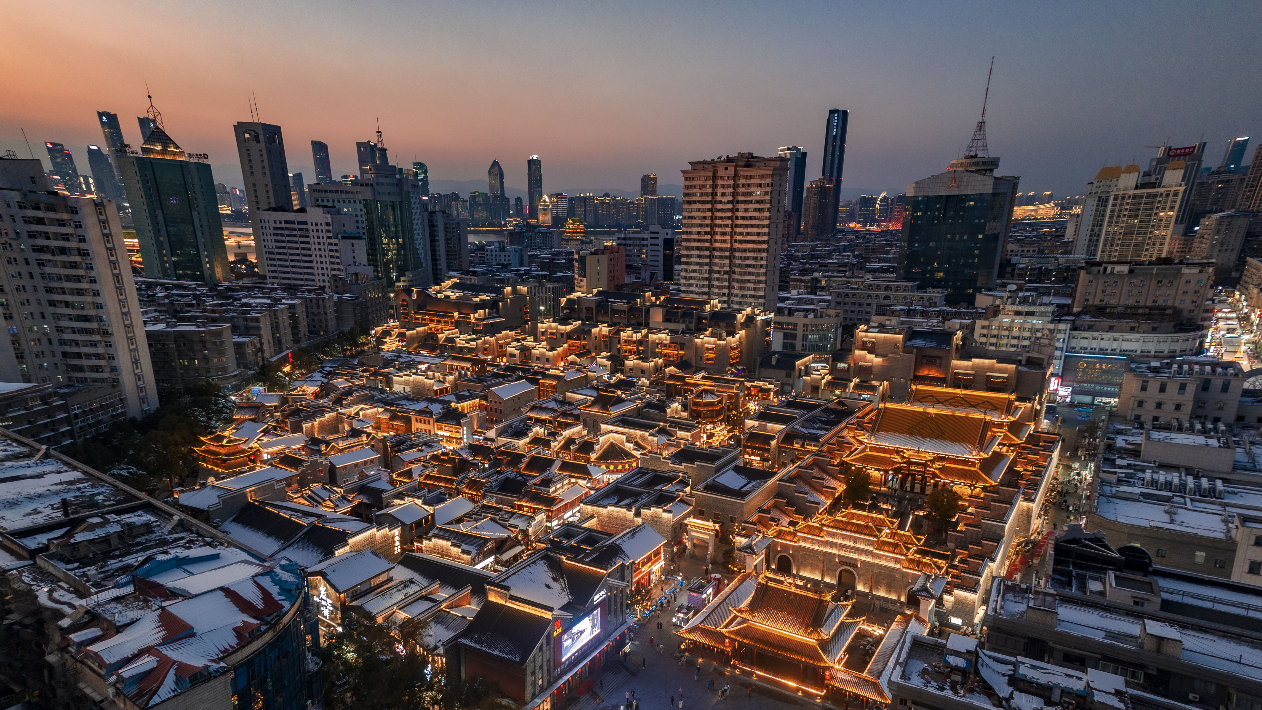 灯火辉煌的城市夜景