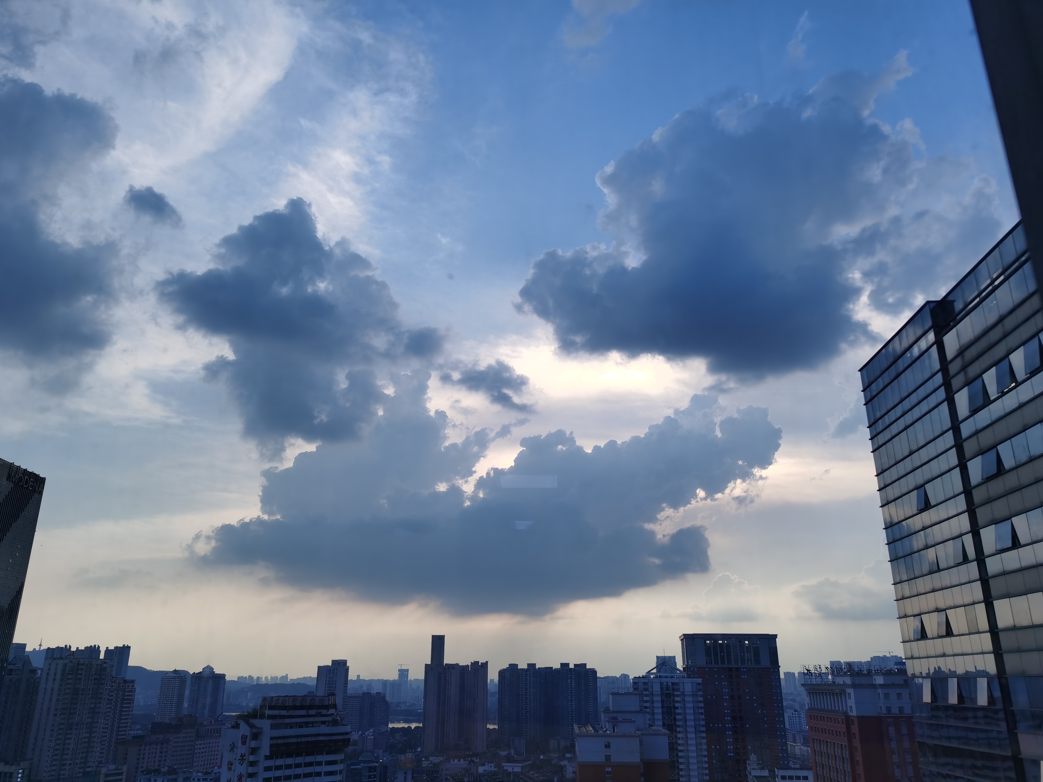 城市上空壮观云彩手机壁纸素材