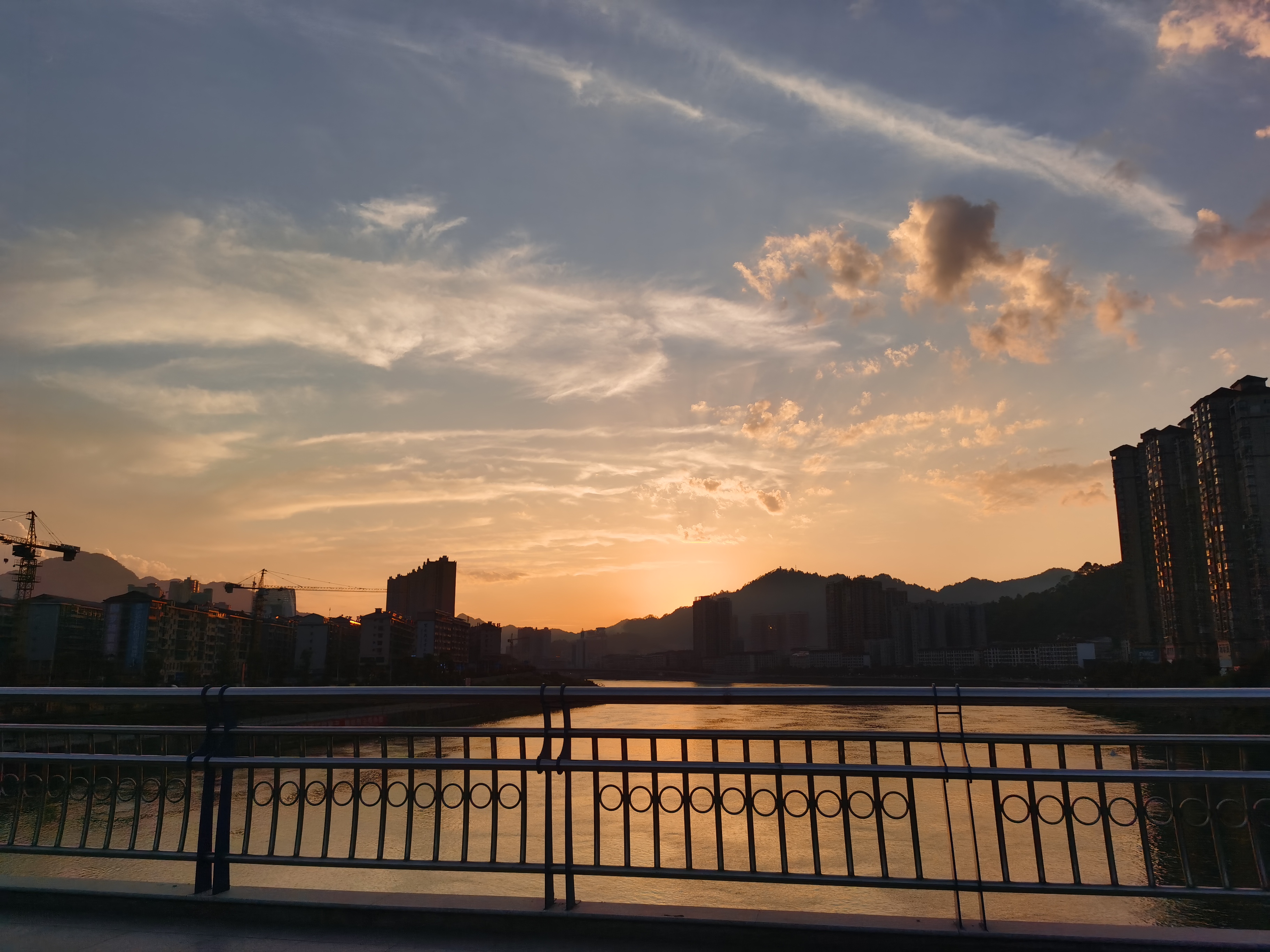 城市江河景观黄昏下的宁静时刻