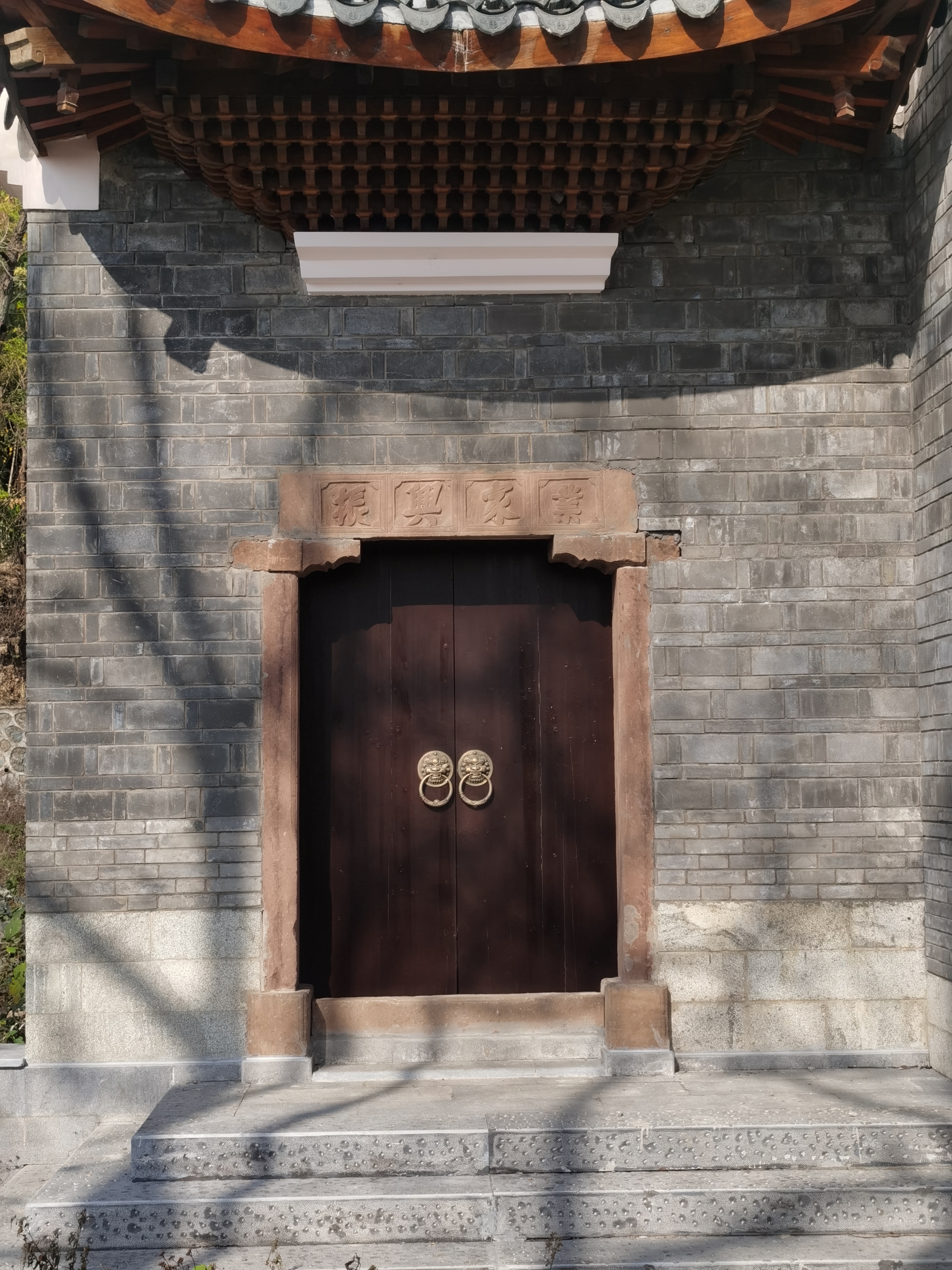 古朴木门中国风古建筑韵味十足