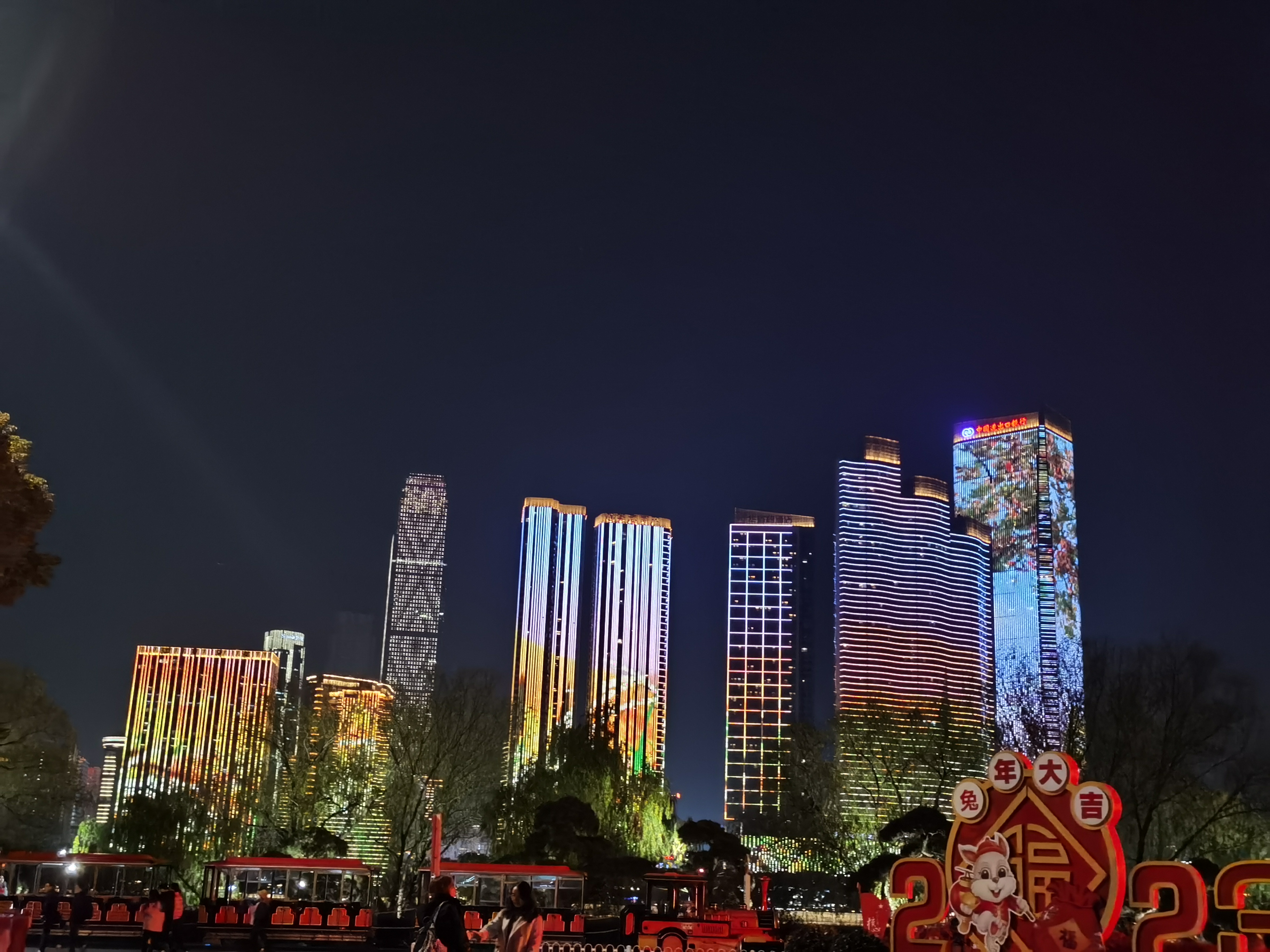 绚丽城市夜景点亮春节璀璨灯光秀贺岁