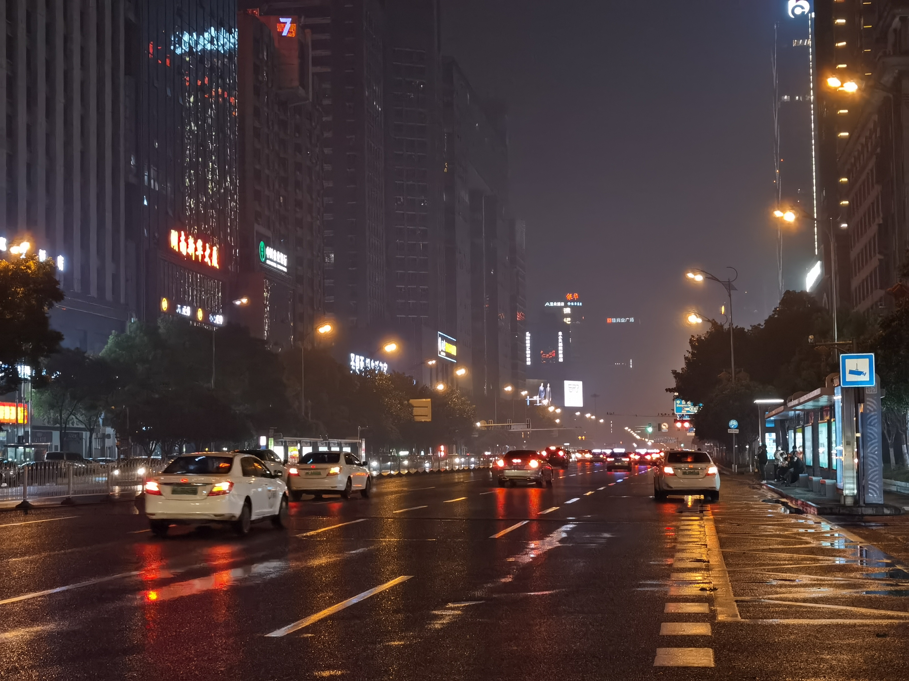 雨夜城市街道景象 汽车行驶的实景壁纸
