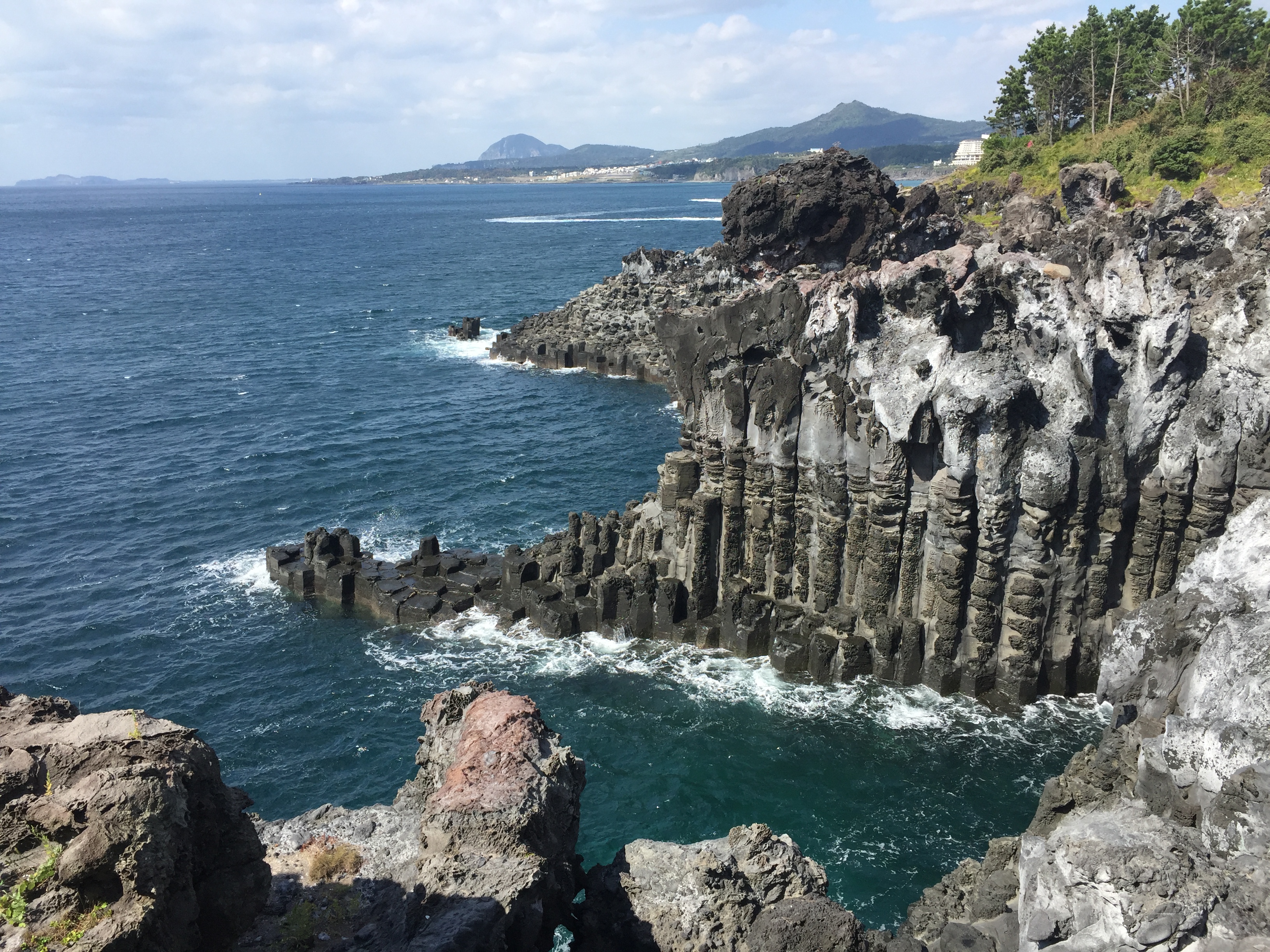 壮观海洋边独特岩石景观自然