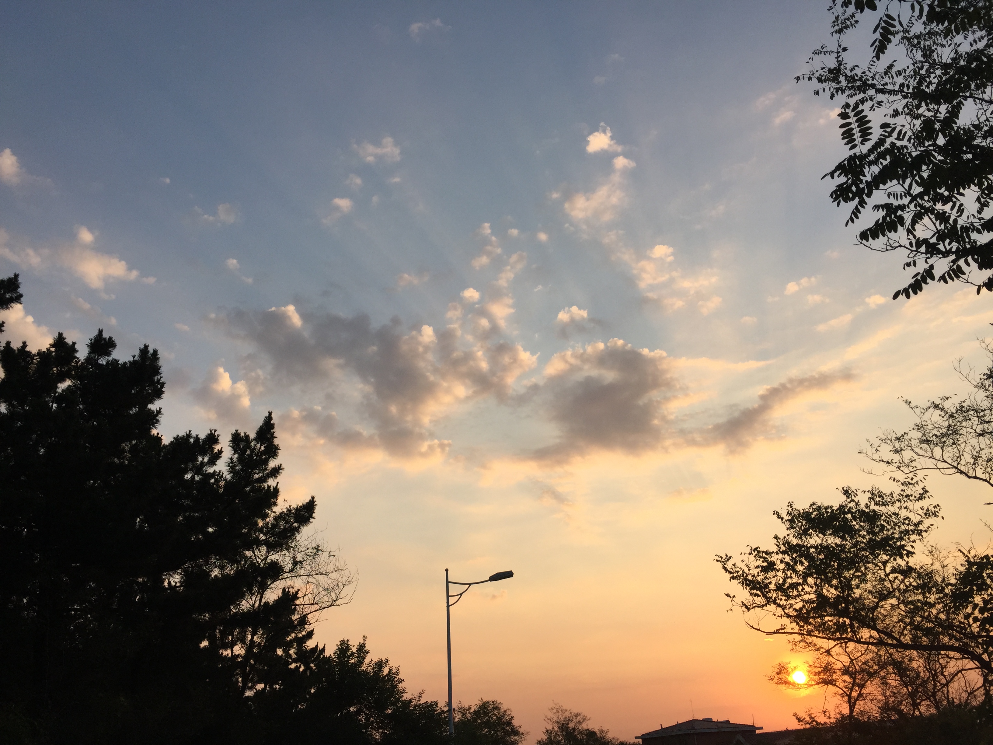 夕阳下的天空美景手机电脑壁纸