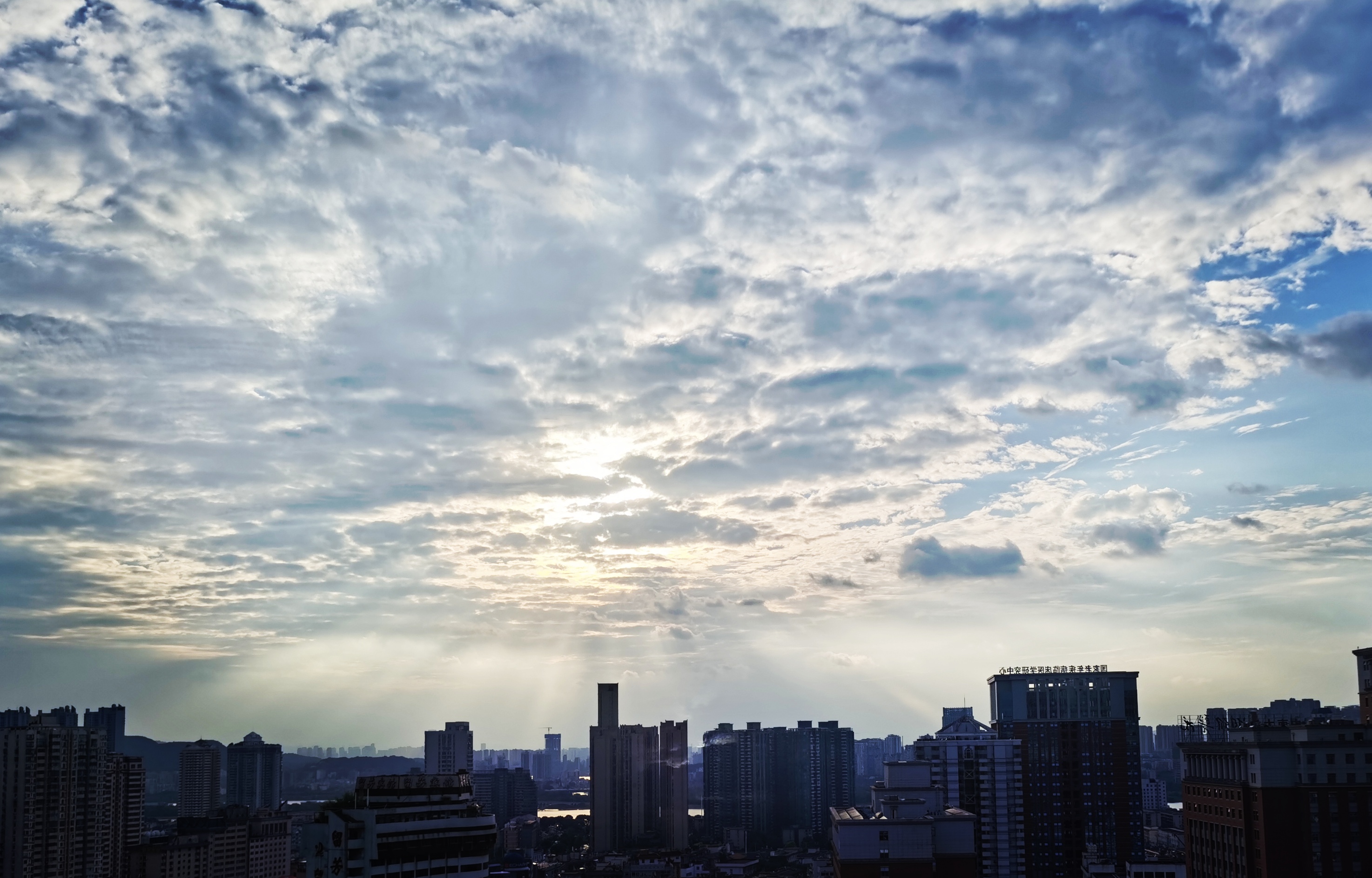 城市上空云卷云舒的美丽景象电脑壁纸