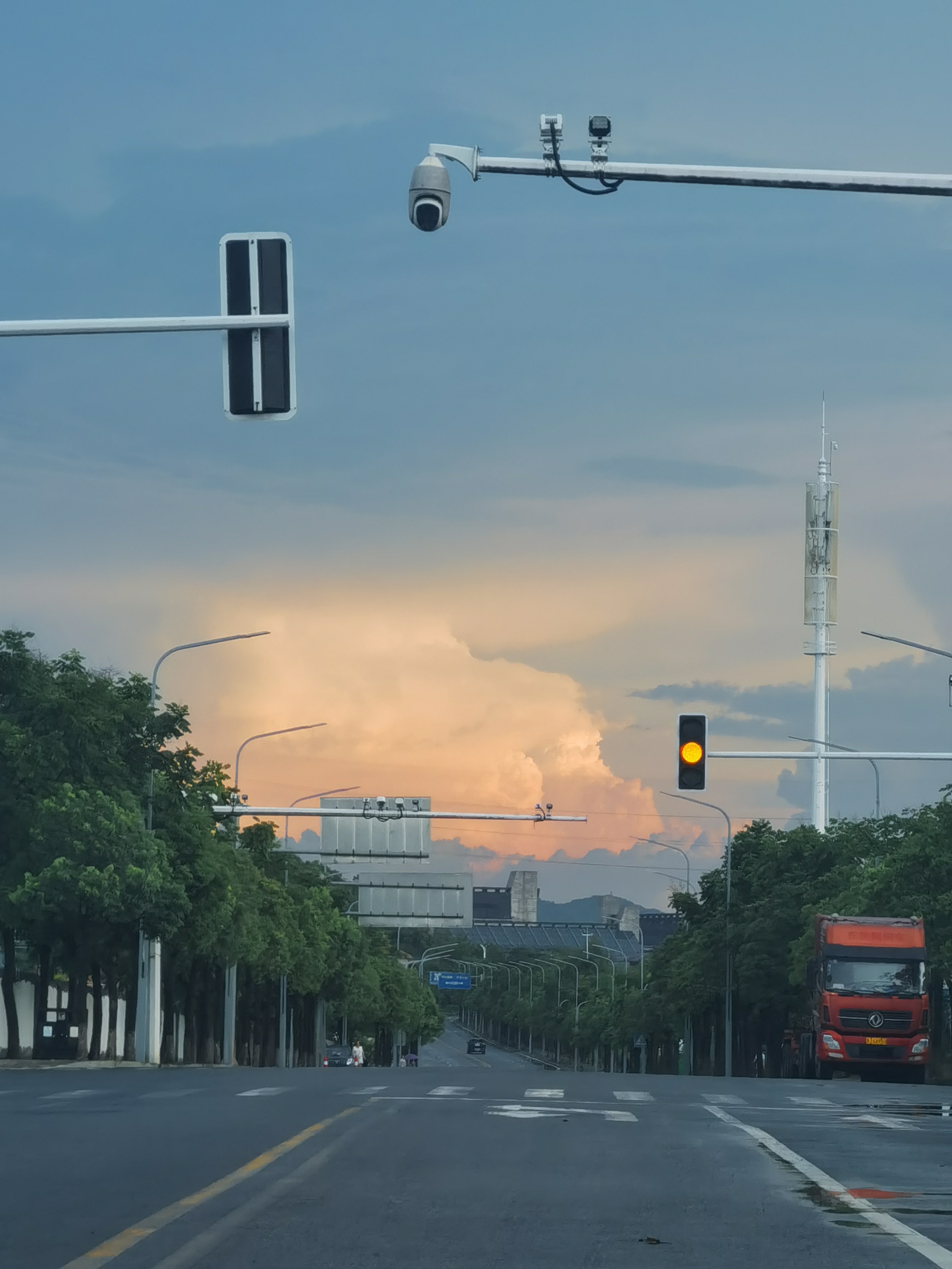 黄昏下的城市道路景象宁静之美