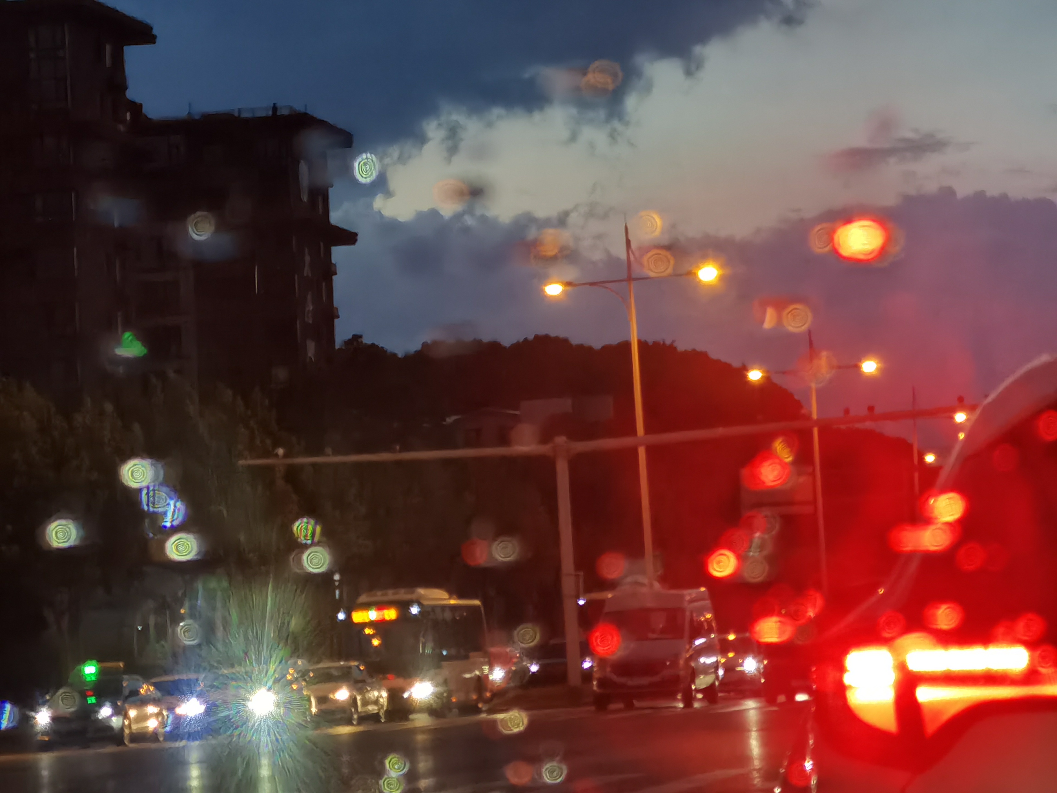 雨中城市街道夜景 汽车车灯闪耀的浪漫景象