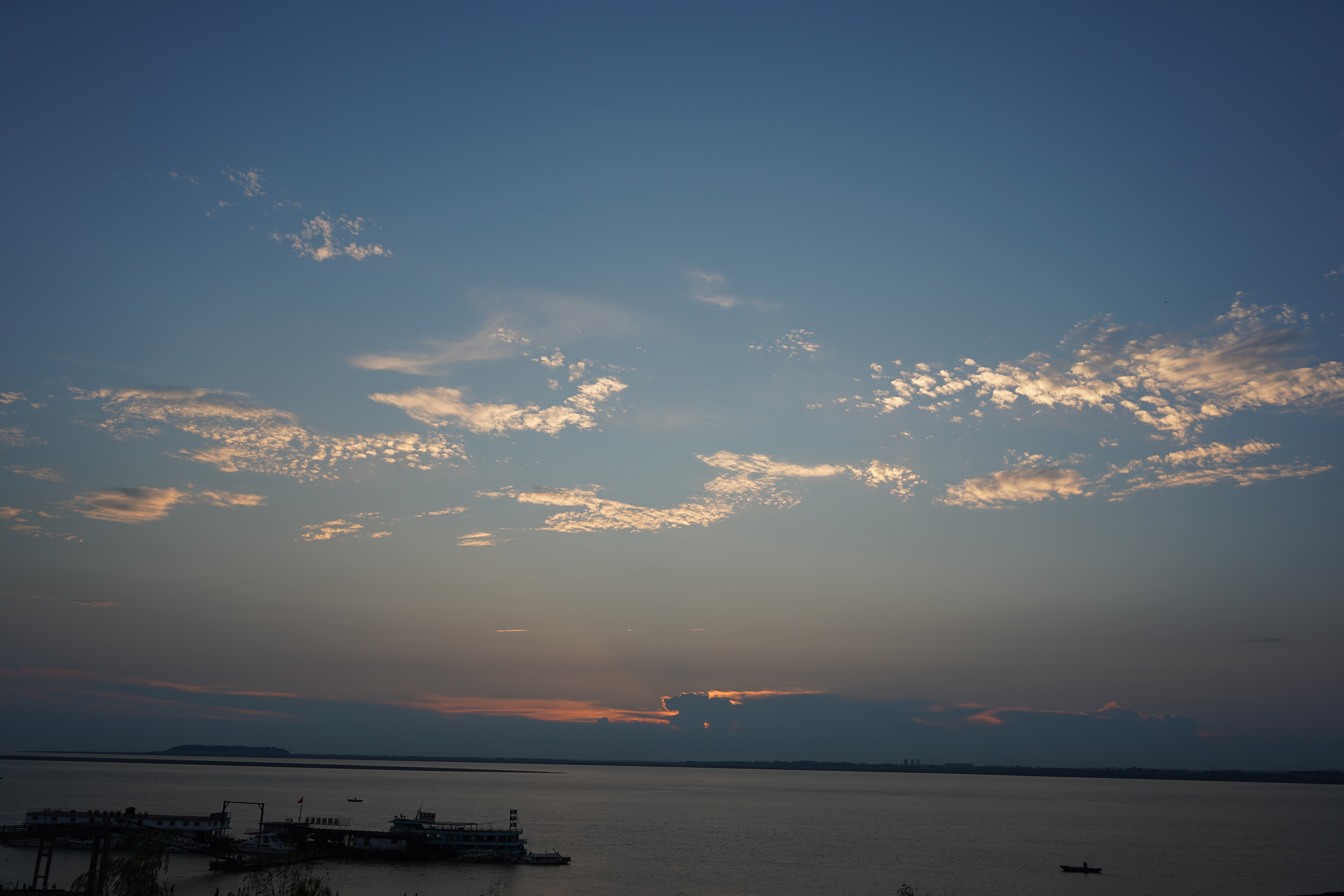 广阔湖面上空的绝美天空风景图
