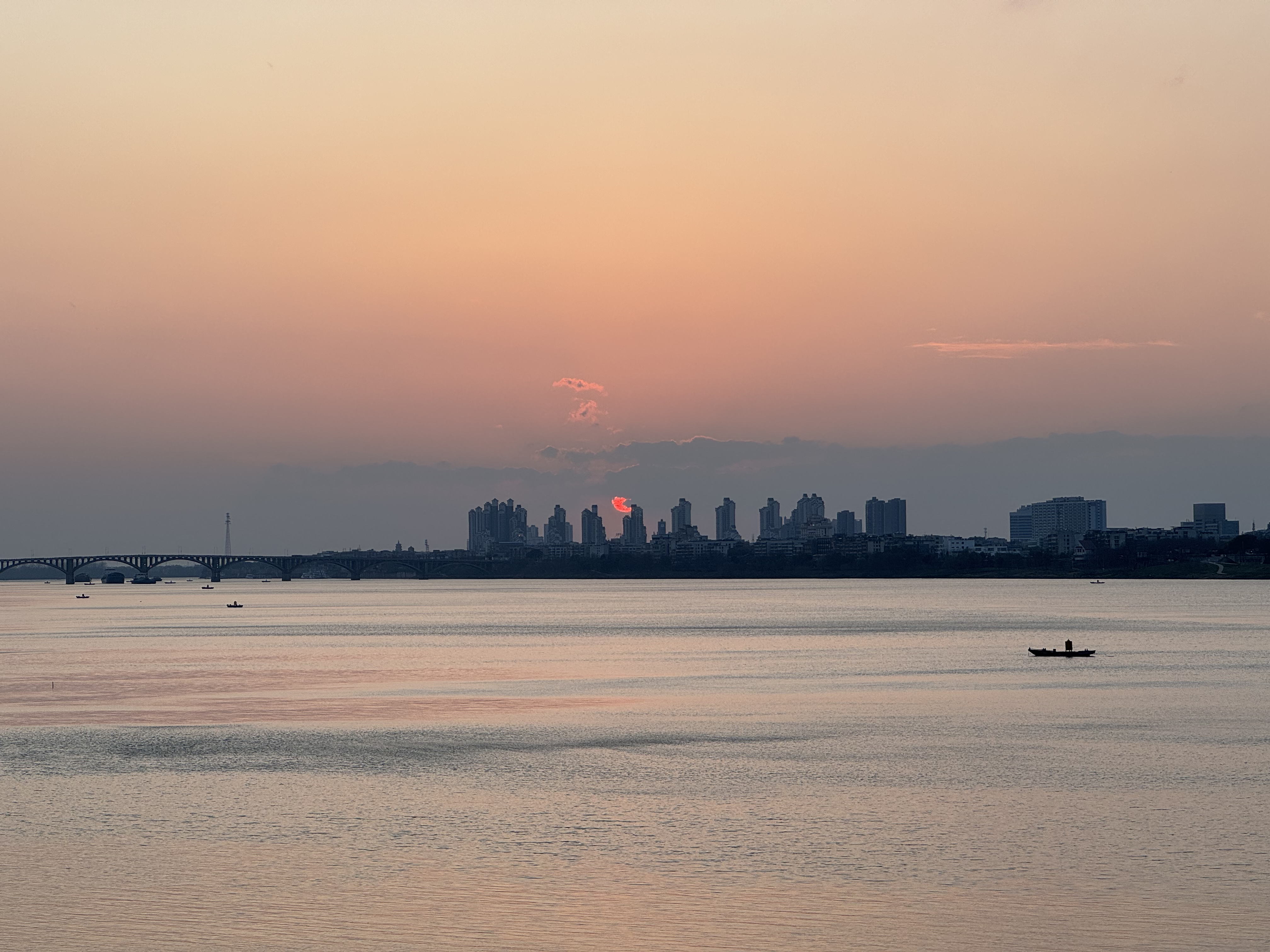 城市天际线大海海面夕阳