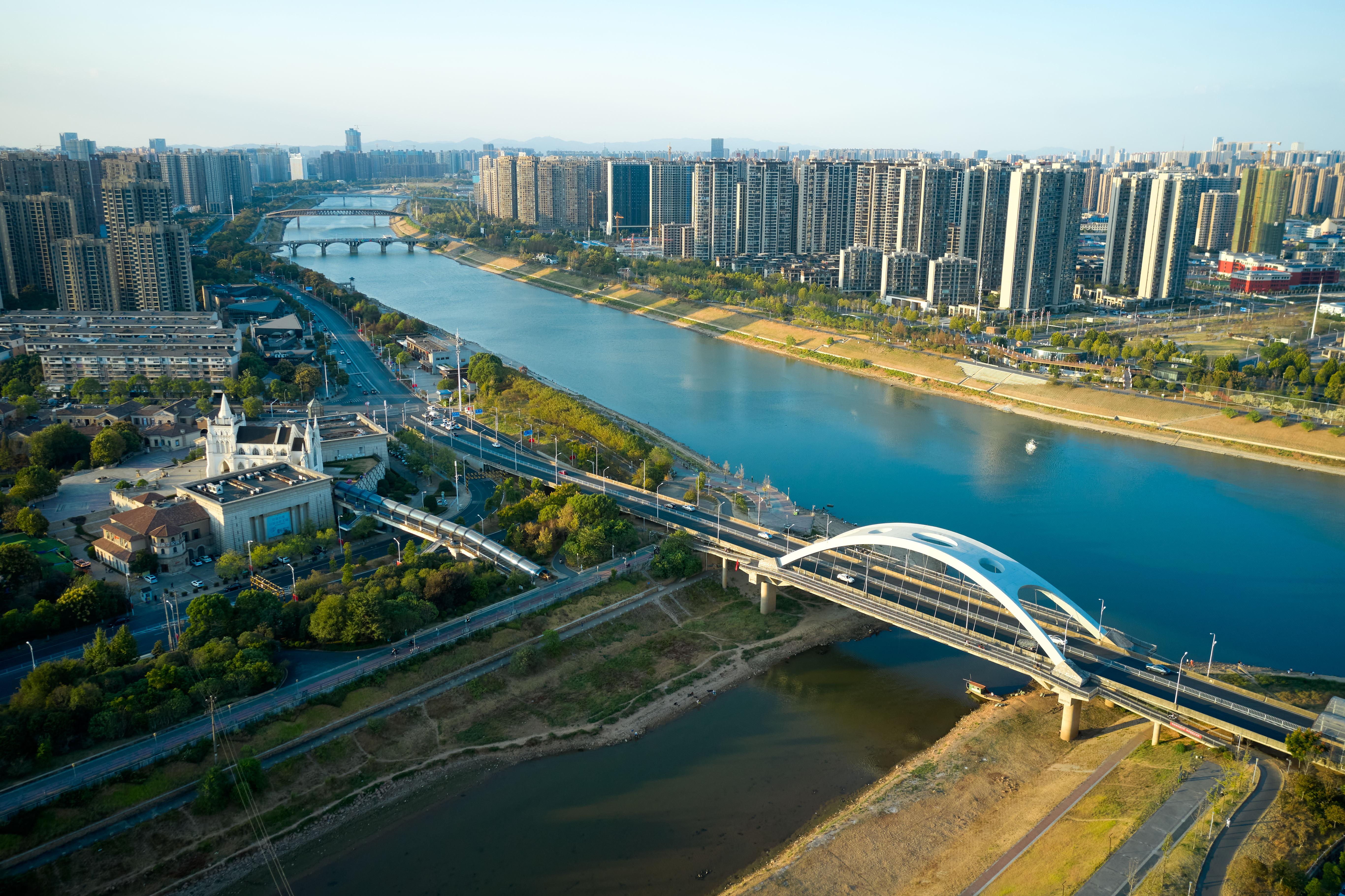 城市江河之上的现代化桥梁壮观景象