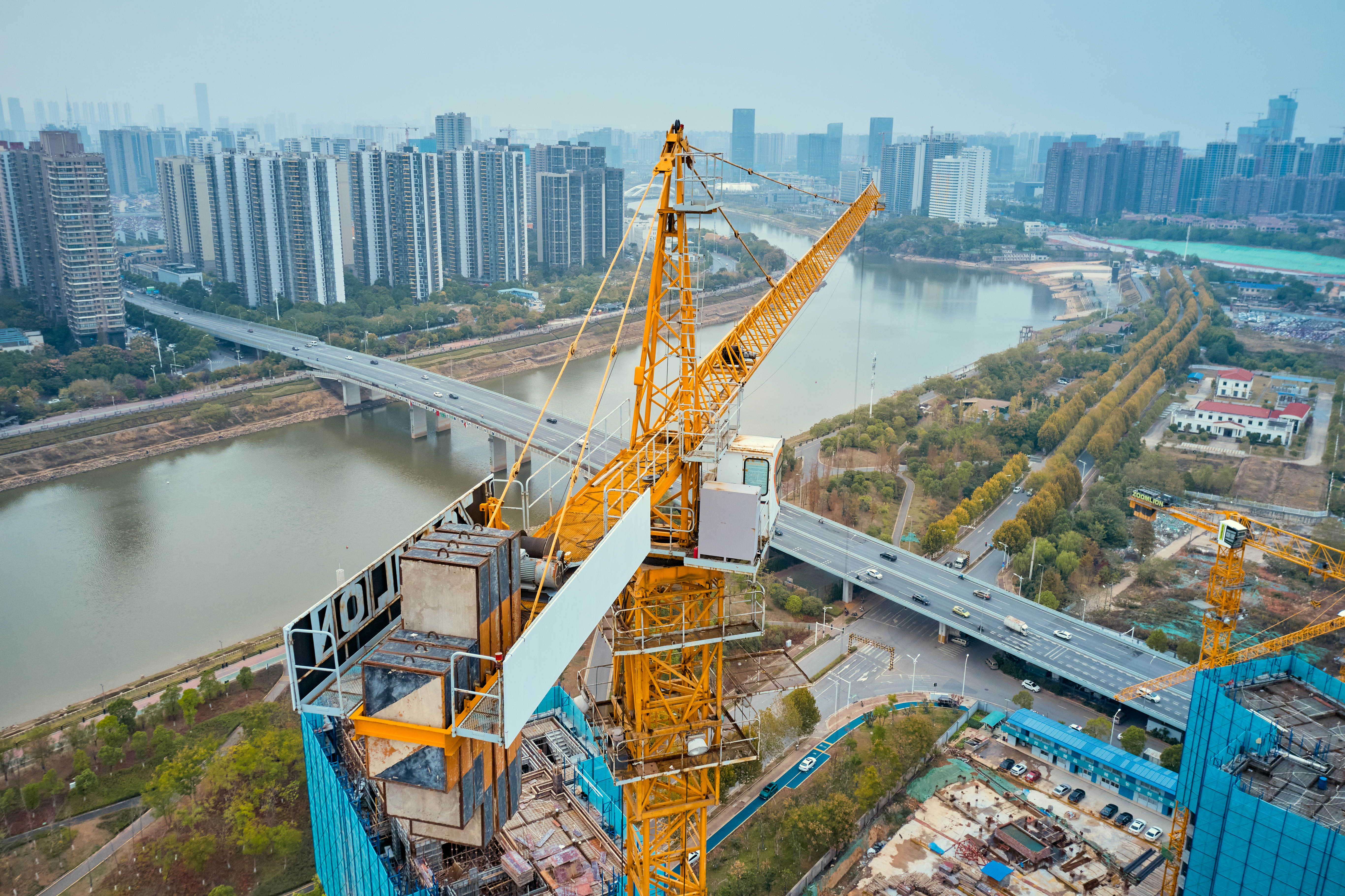 城市建设中的黄色塔吊蓬勃发展力量