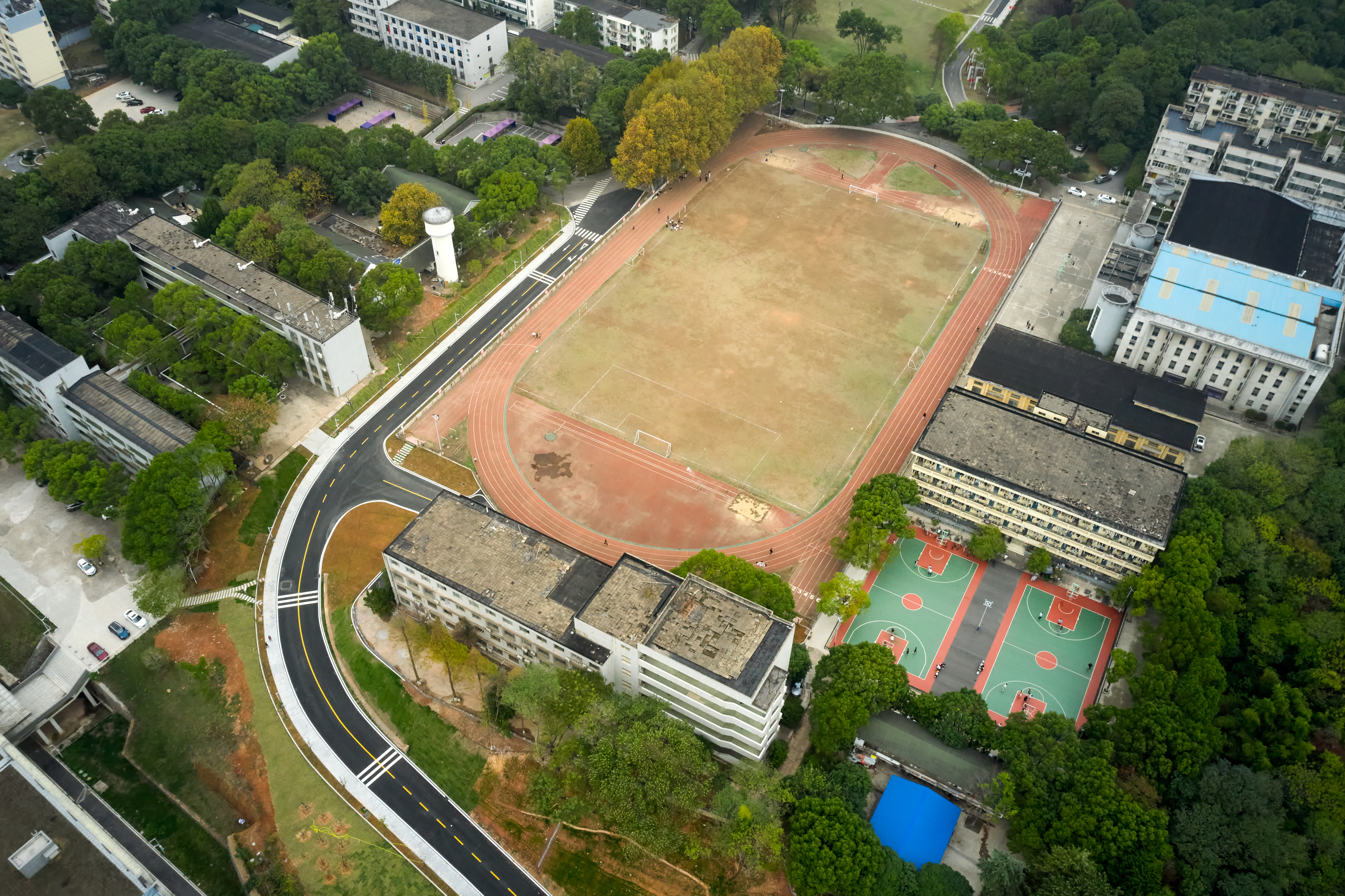 校园环境俯瞰图展现学校操场整体风貌